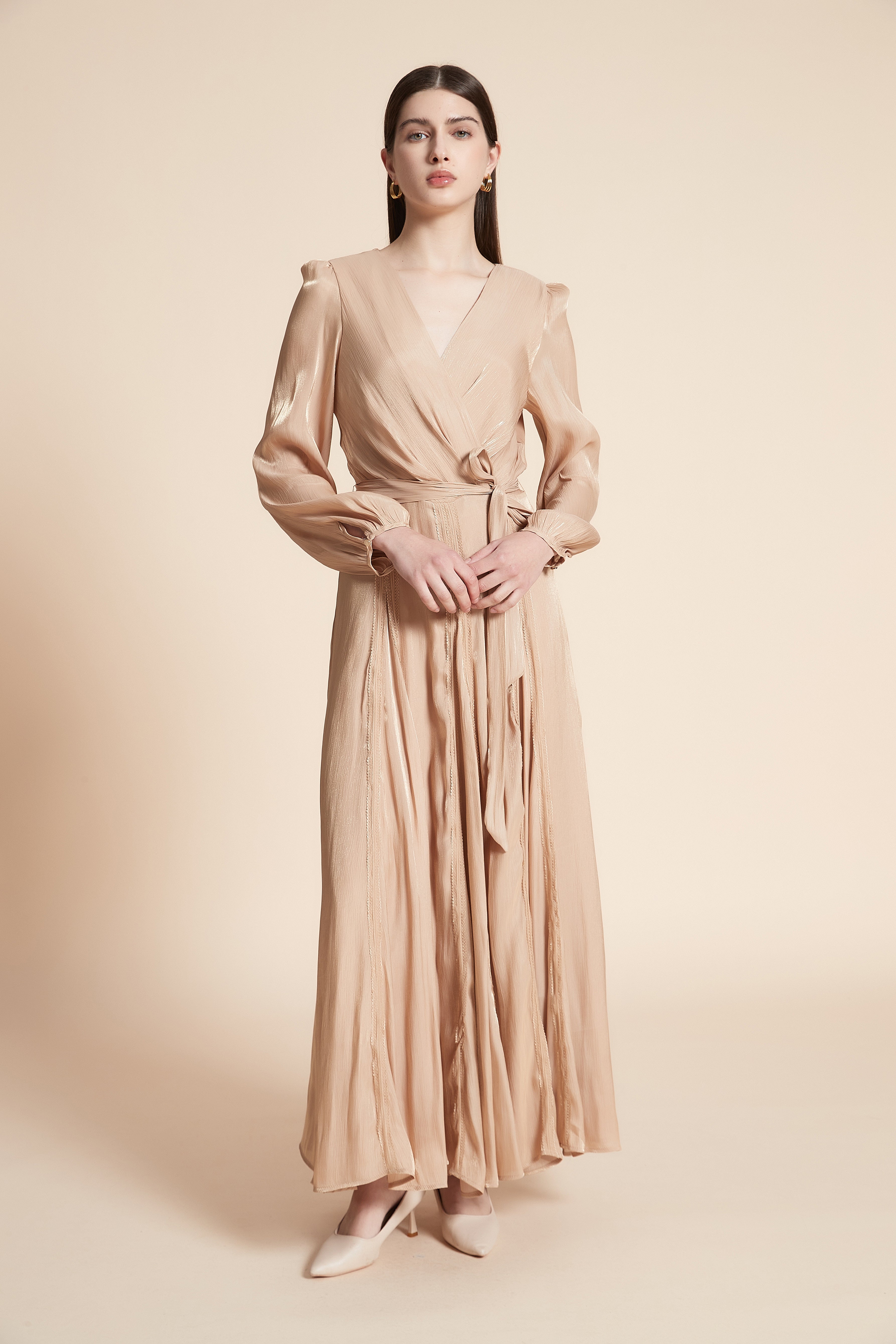 فستان نصف كم سادة بتفاصيل دانتيل