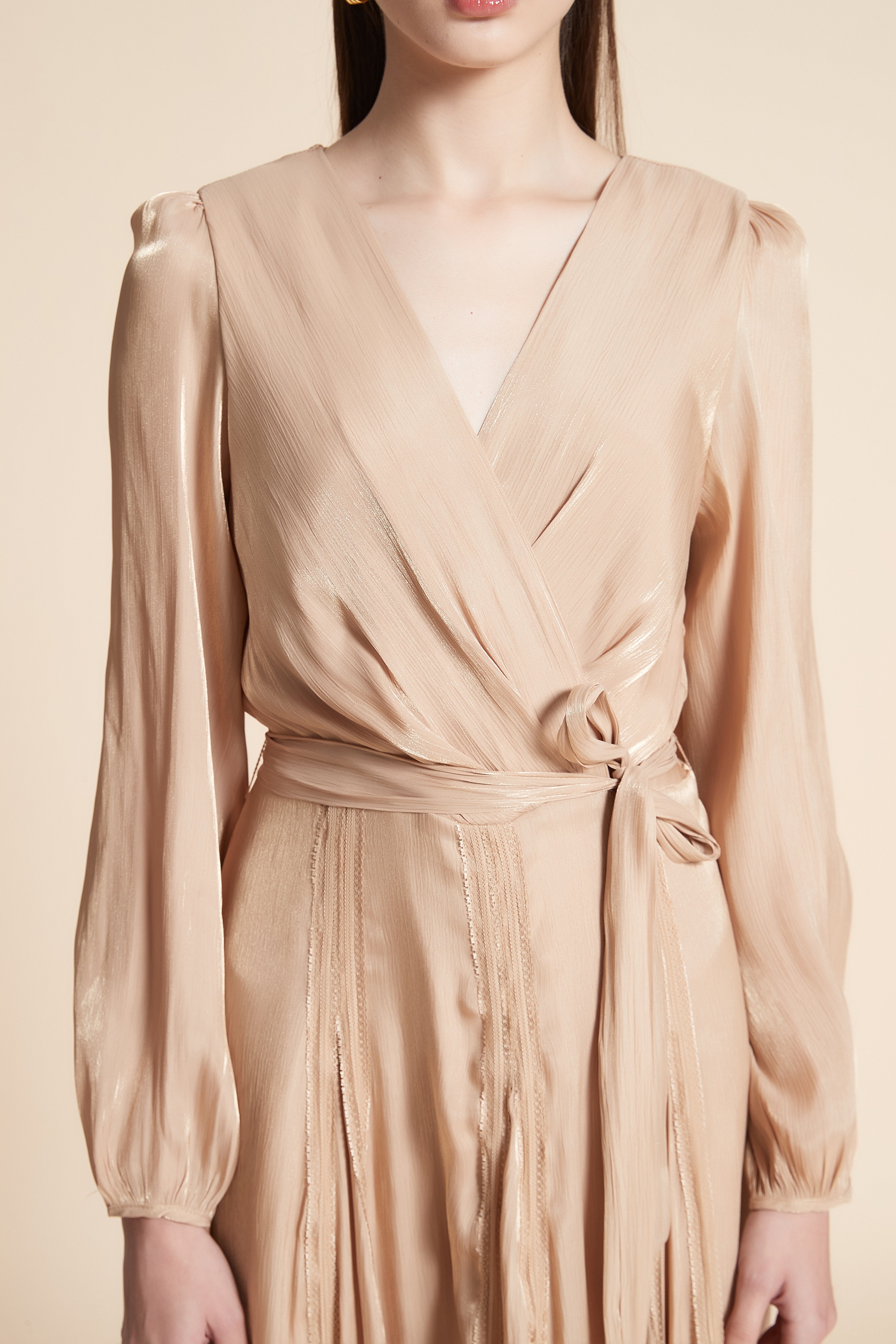 فستان نصف كم سادة بتفاصيل دانتيل