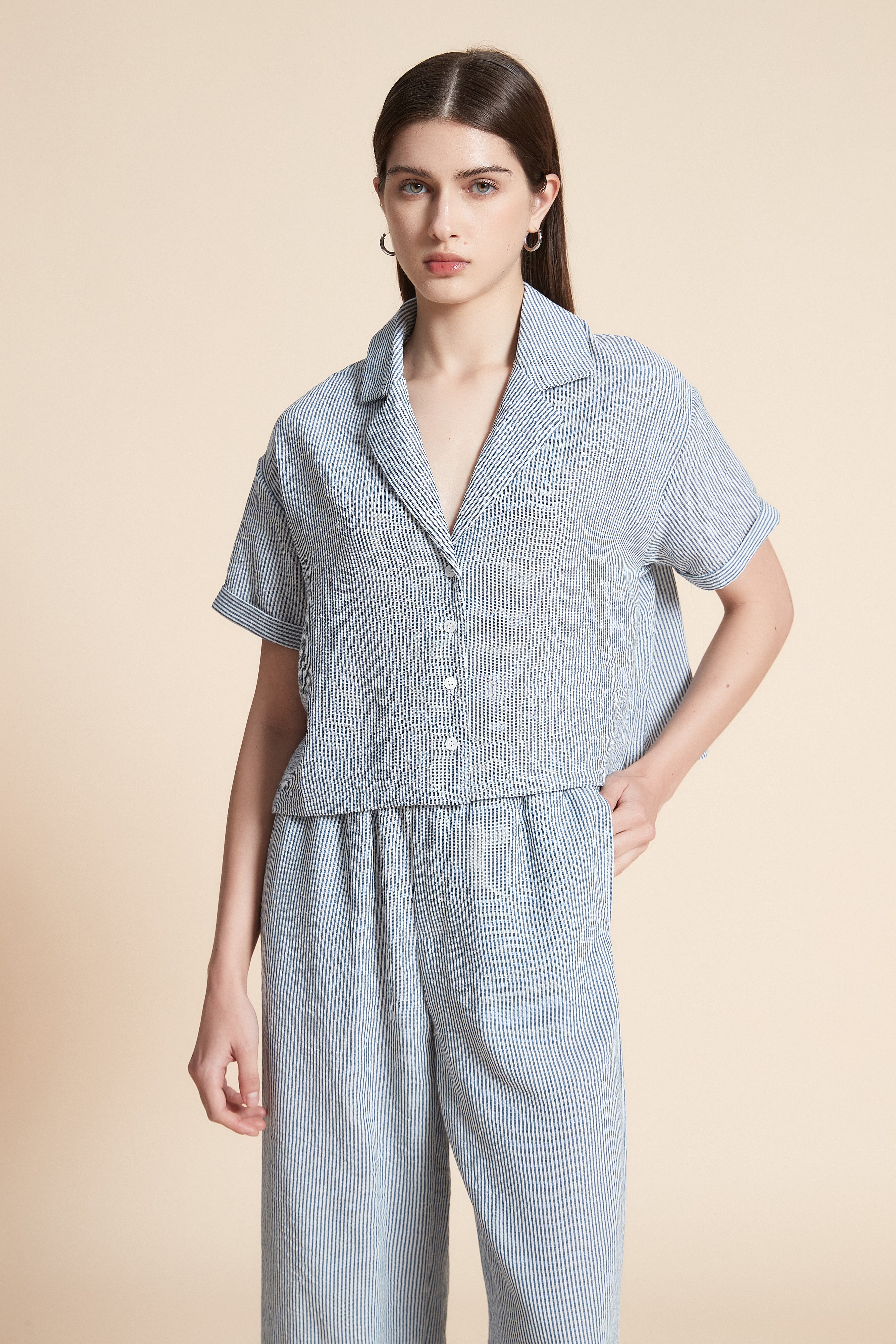 بلوزة قصيرة مقلمة كم قصير