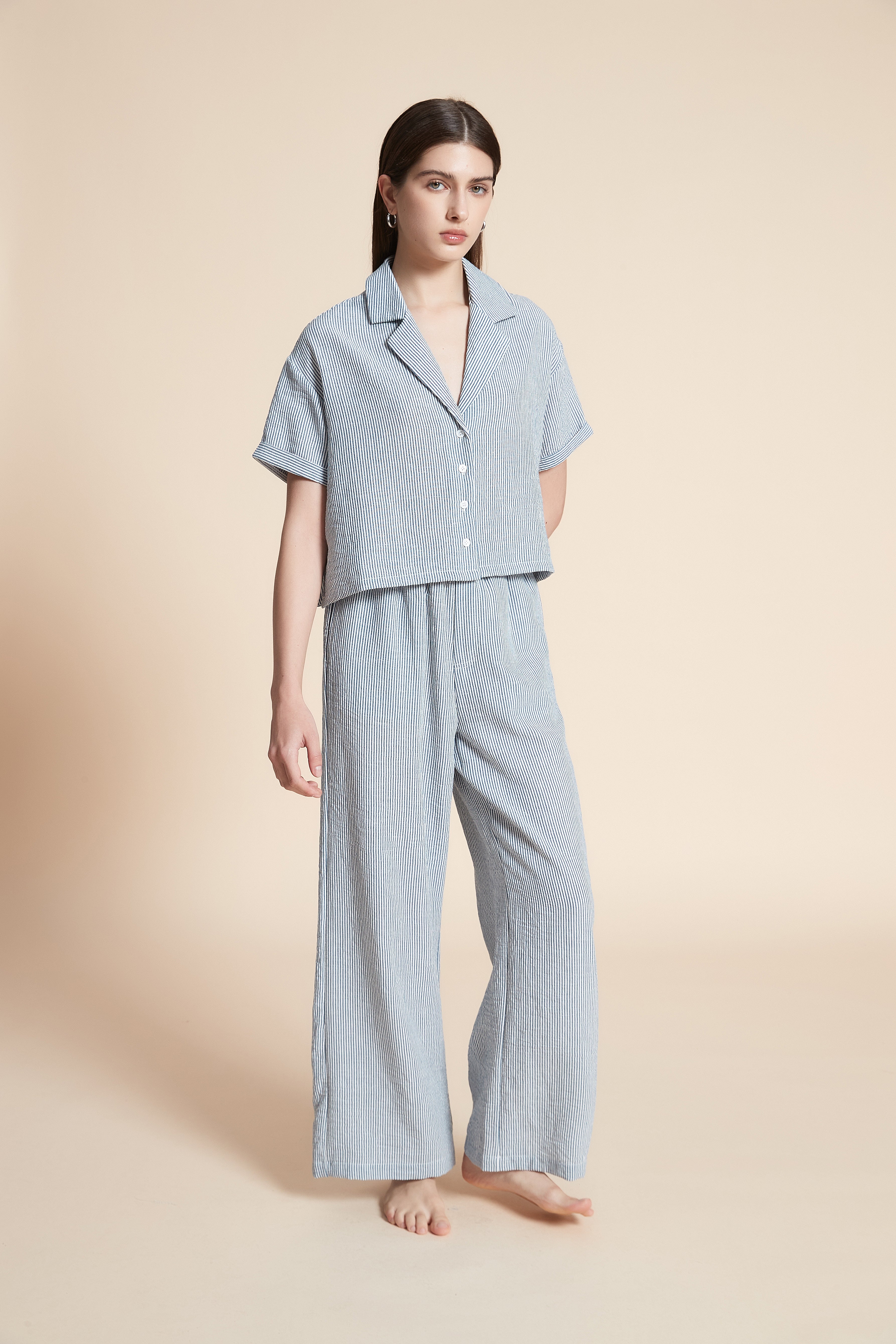 بلوزة قصيرة مقلمة كم قصير