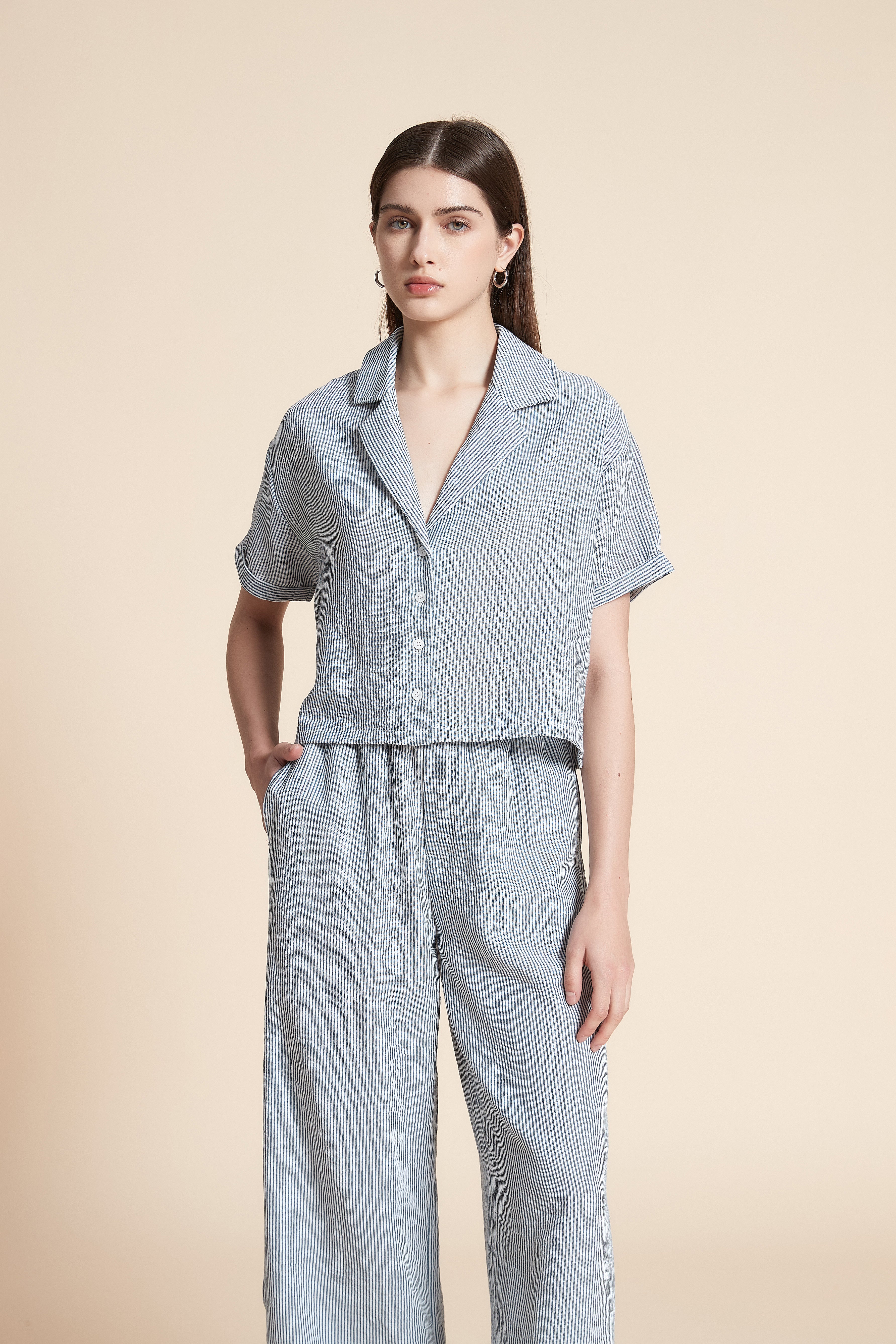 بلوزة قصيرة مقلمة كم قصير