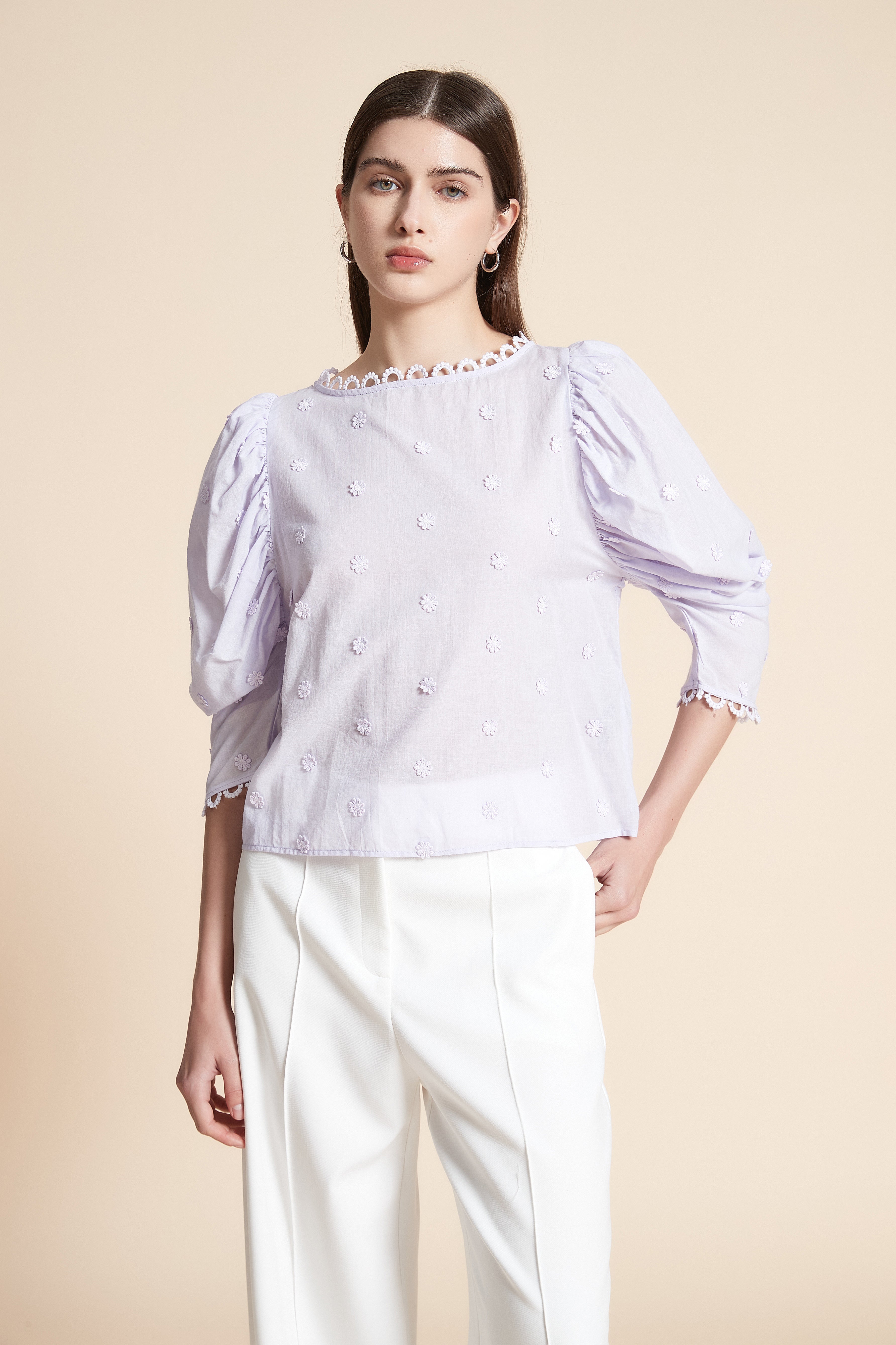 بلوزة قصيرة سادة بورود 3/4 كم