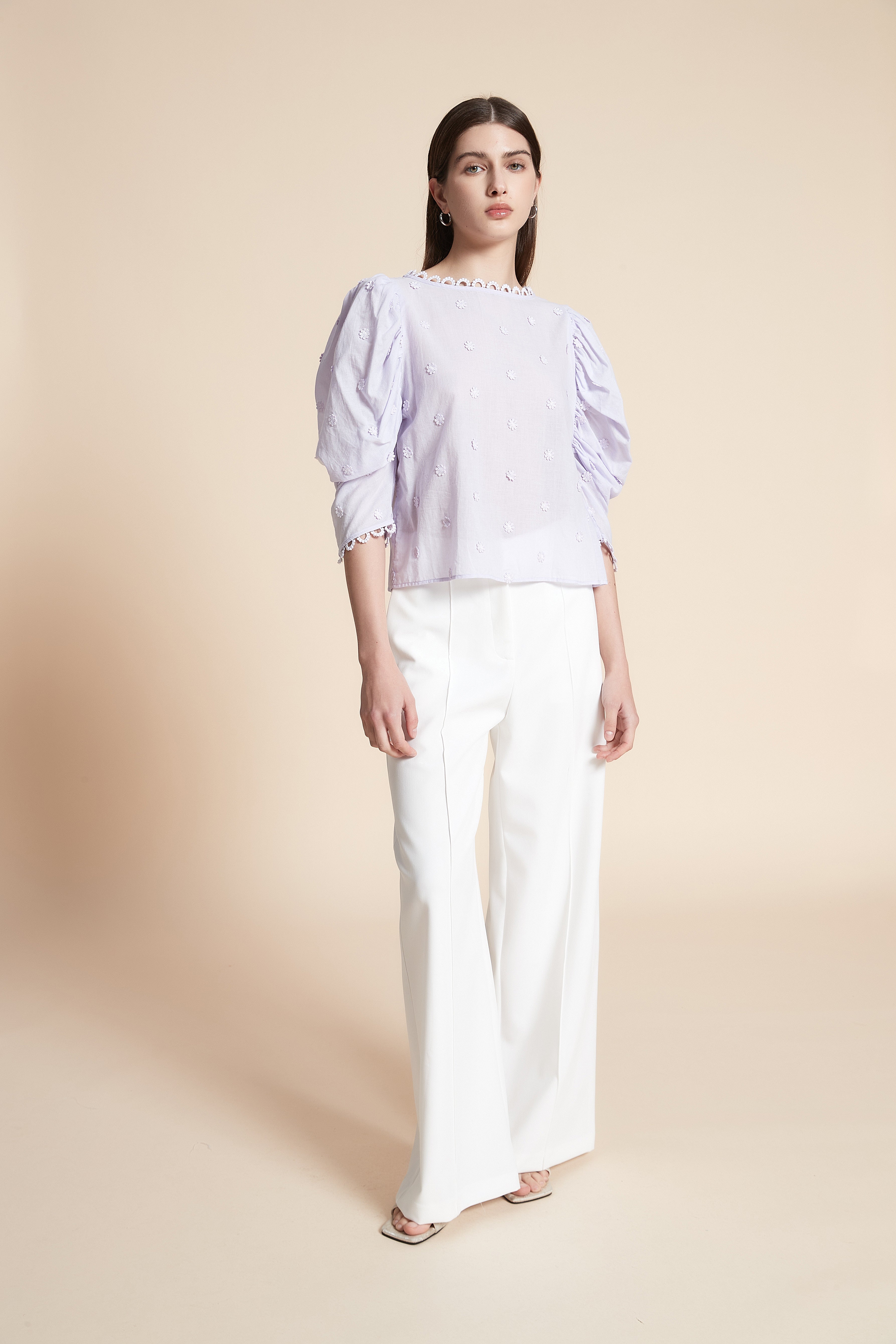 بلوزة قصيرة سادة بورود 3/4 كم