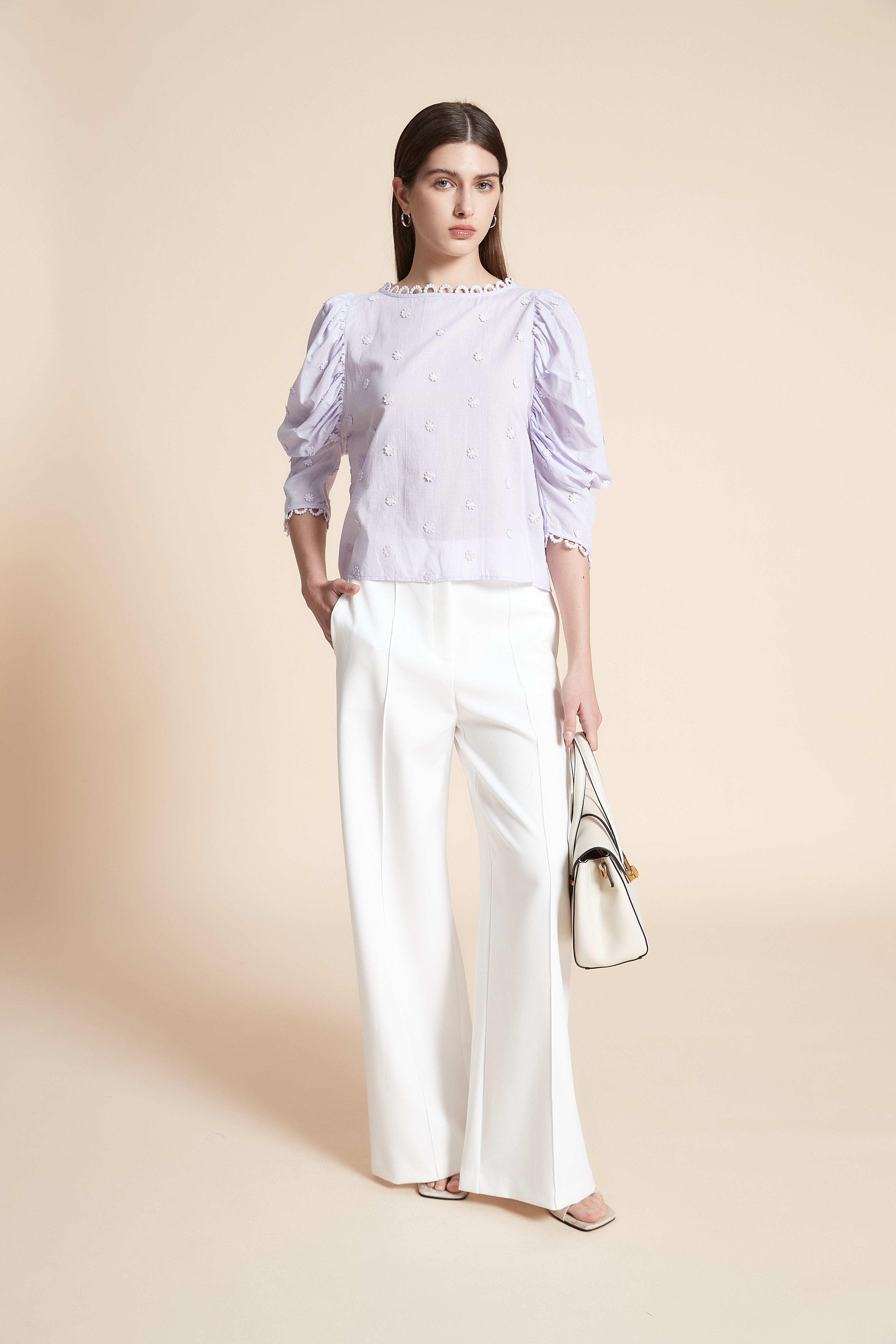 بلوزة قصيرة سادة بورود 3/4 كم