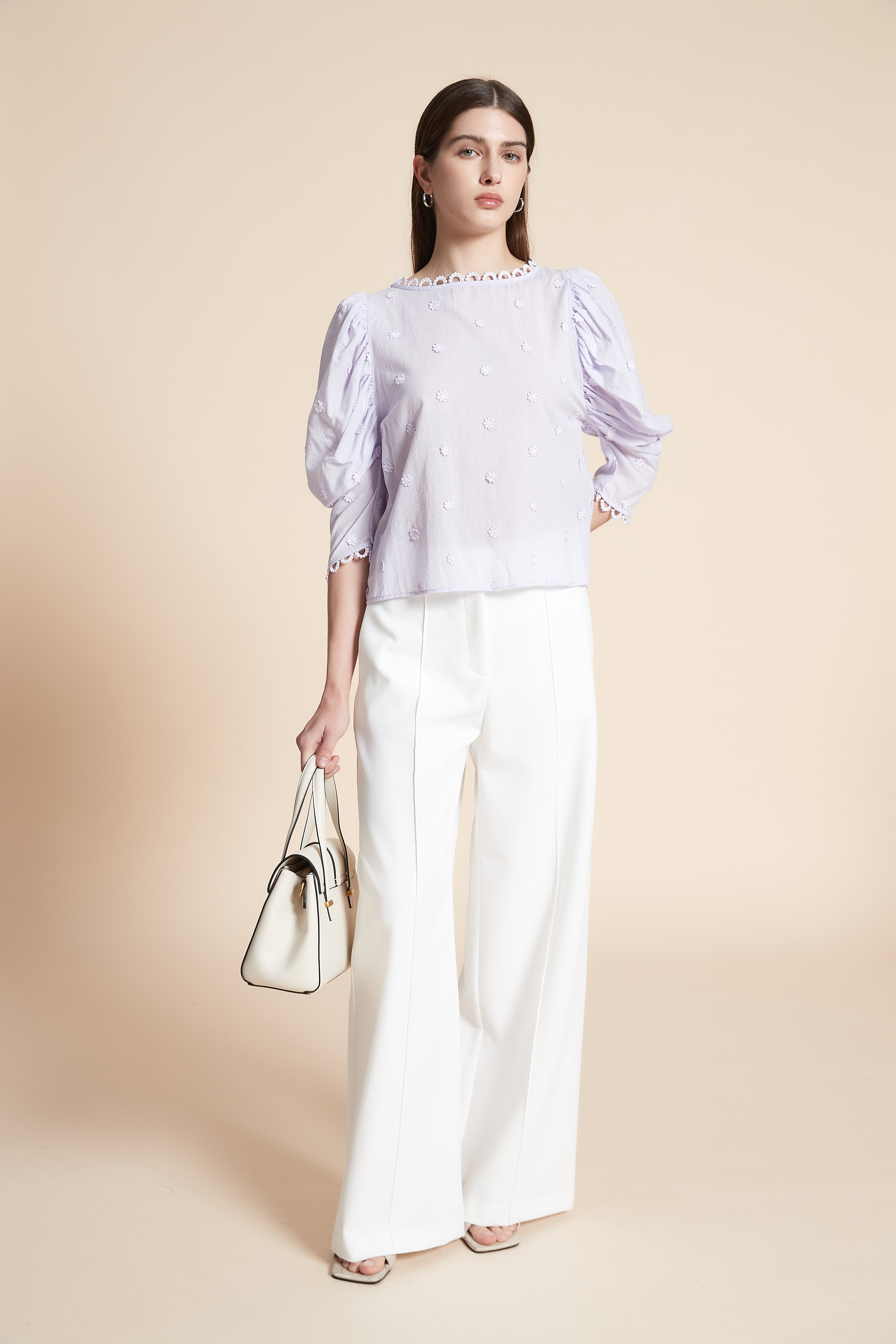 بلوزة قصيرة سادة بورود 3/4 كم