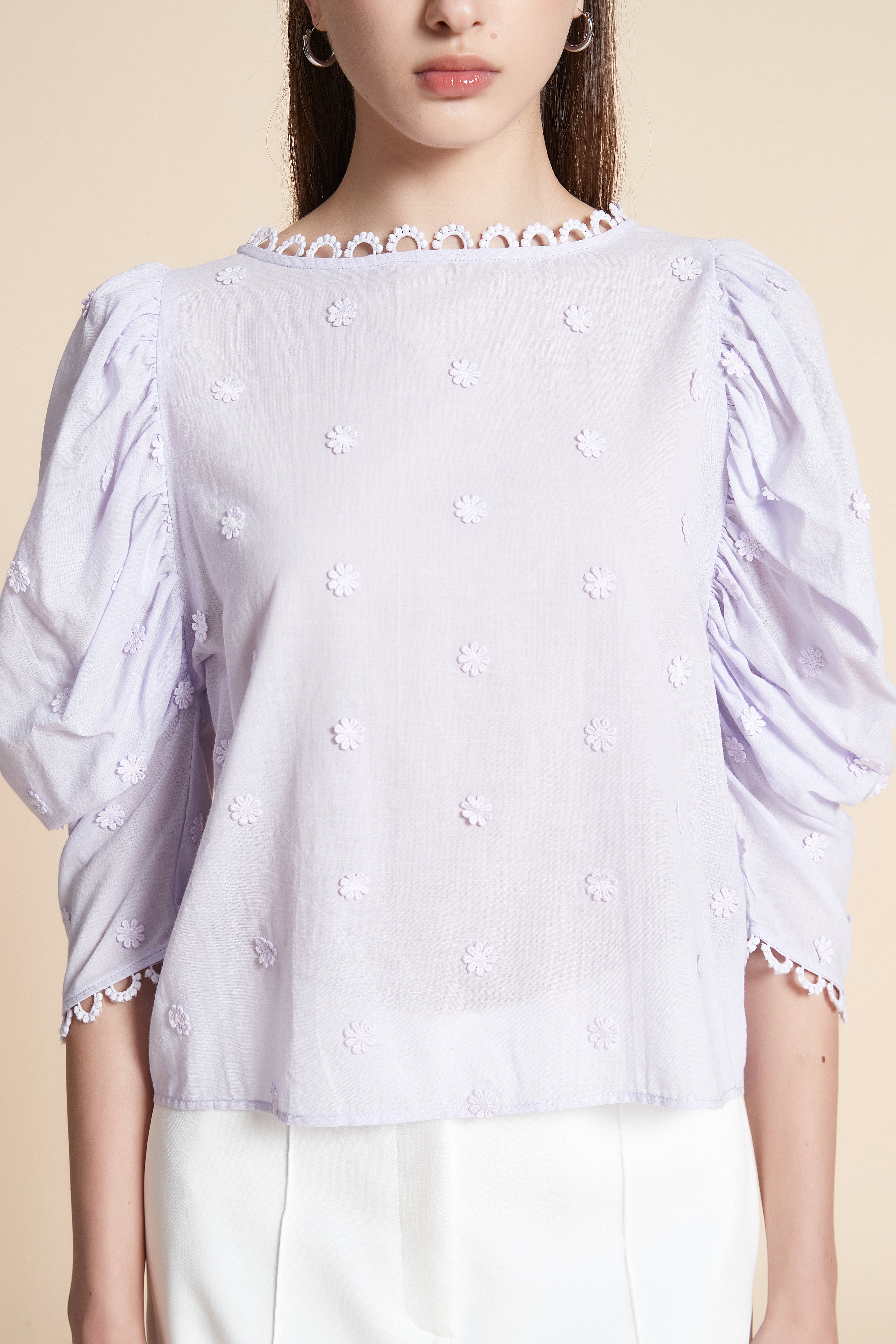 بلوزة قصيرة سادة بورود 3/4 كم