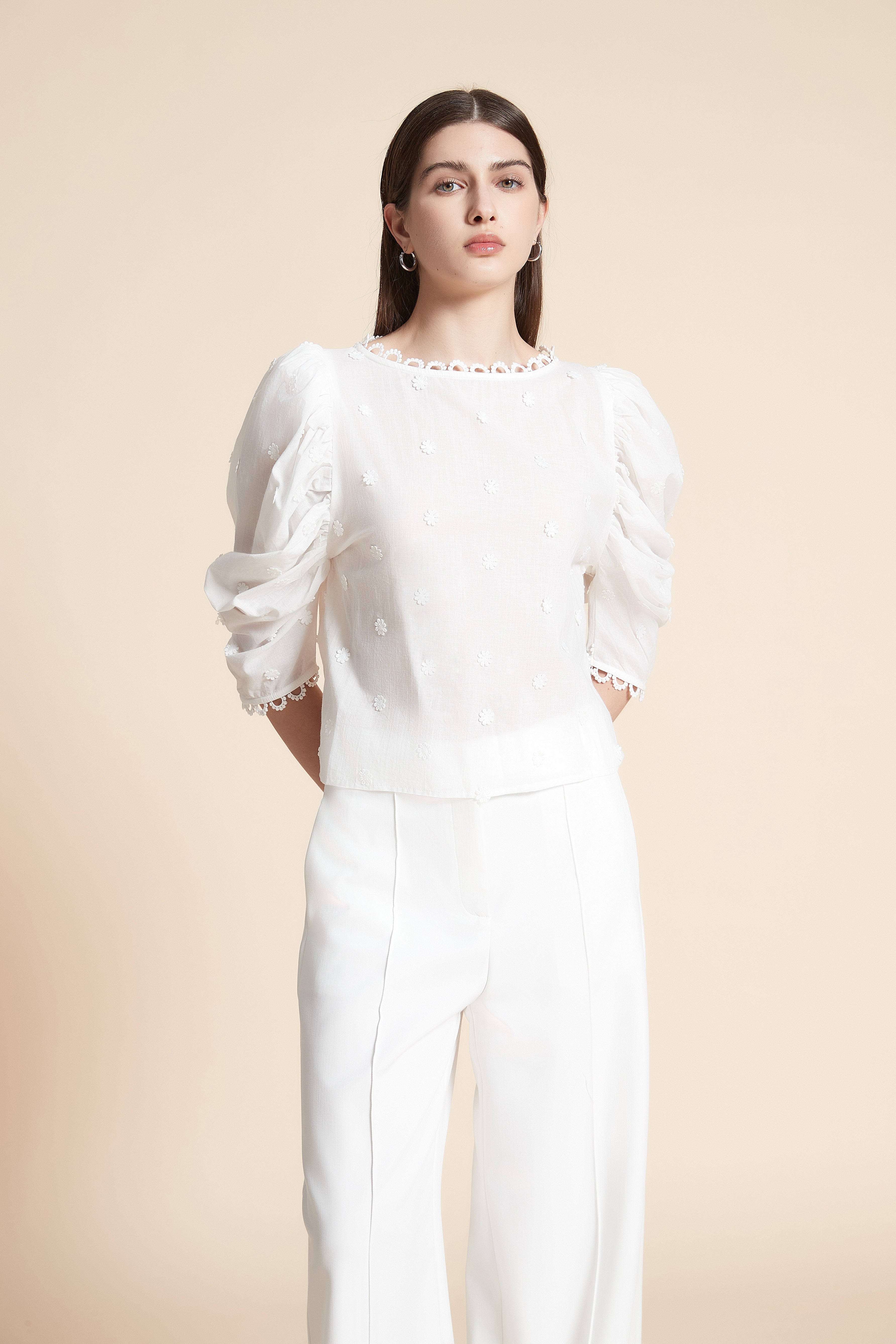 بلوزة قصيرة سادة بورود 3/4 كم