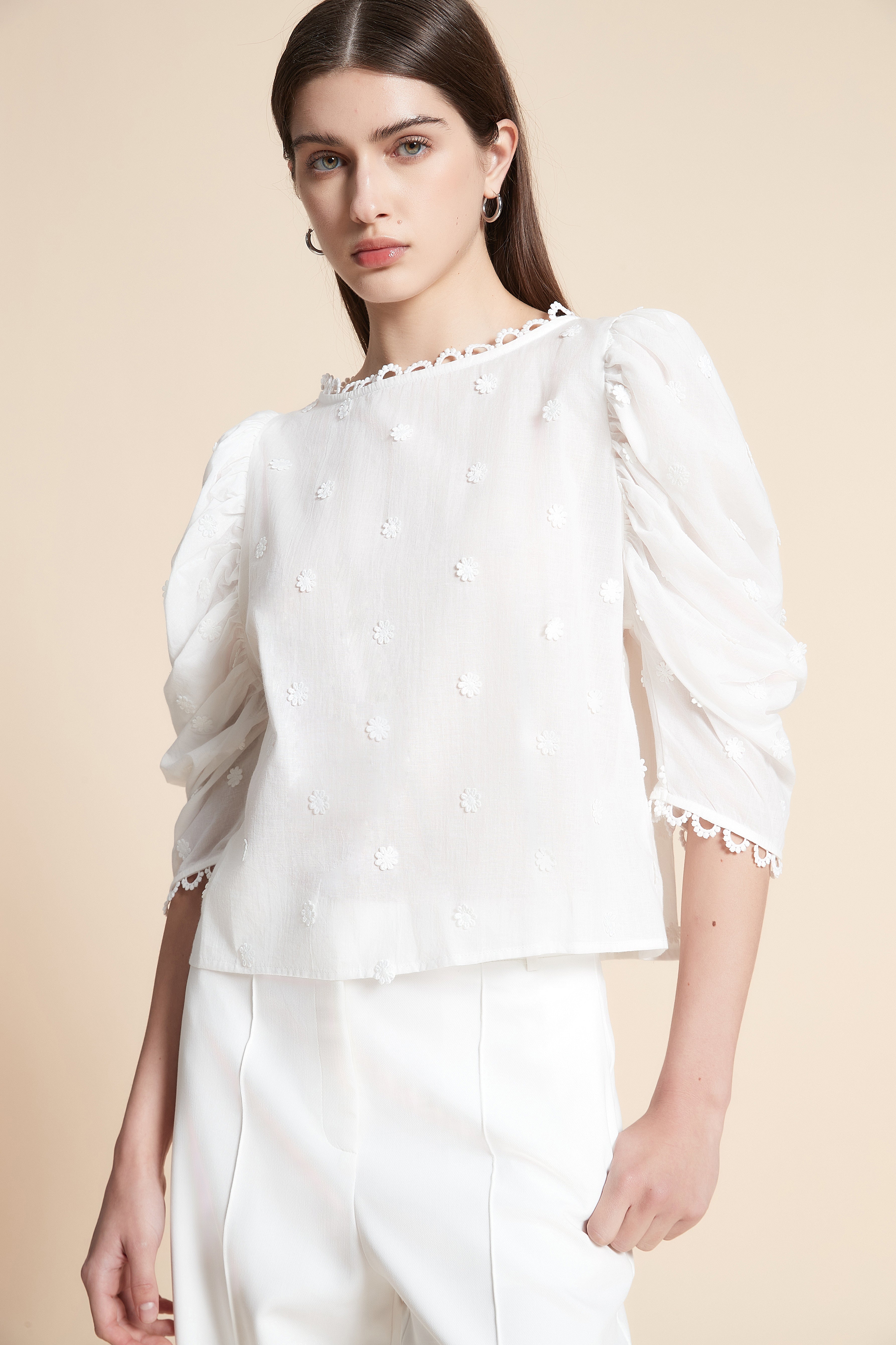 بلوزة قصيرة سادة بورود 3/4 كم