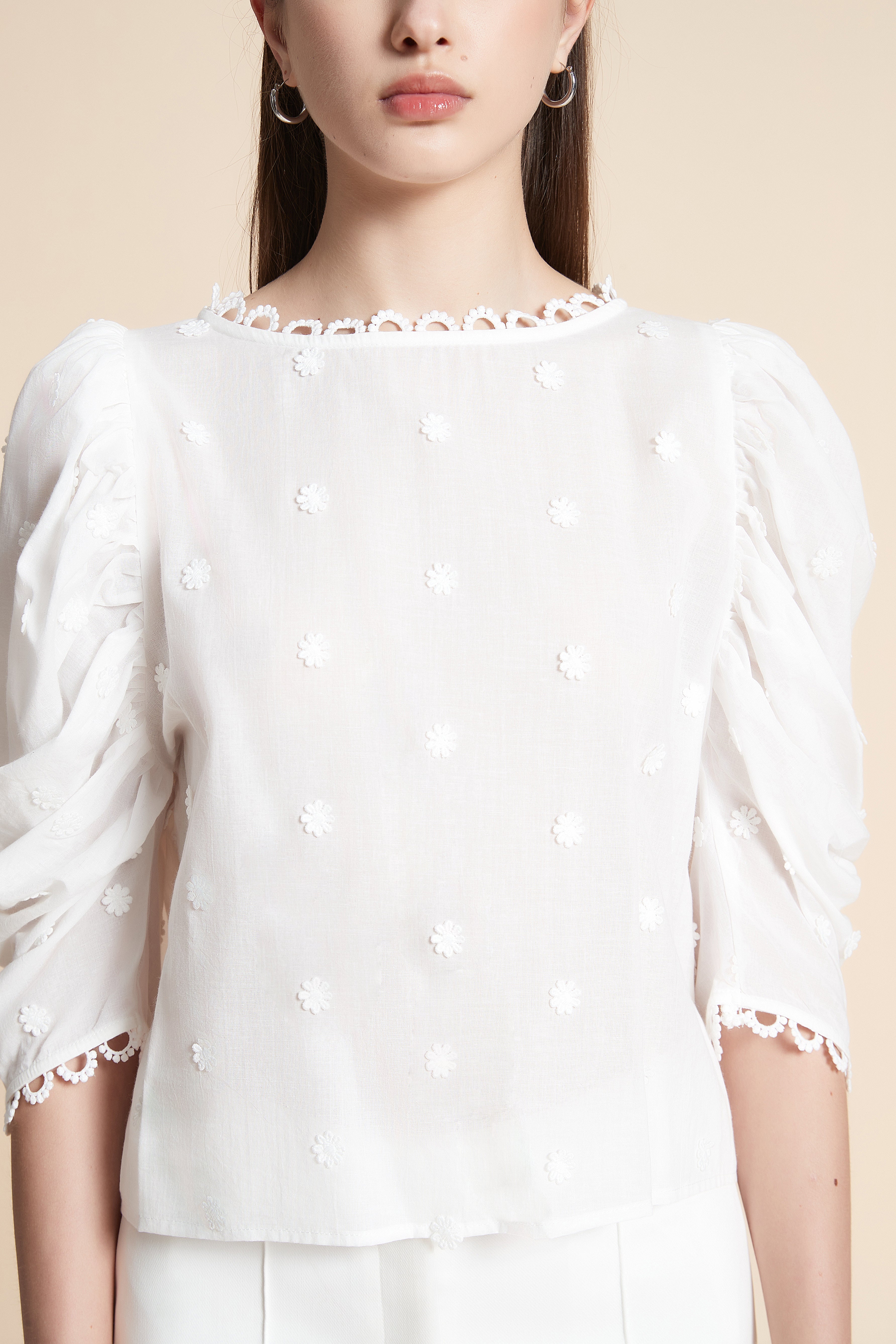 بلوزة قصيرة سادة بورود 3/4 كم