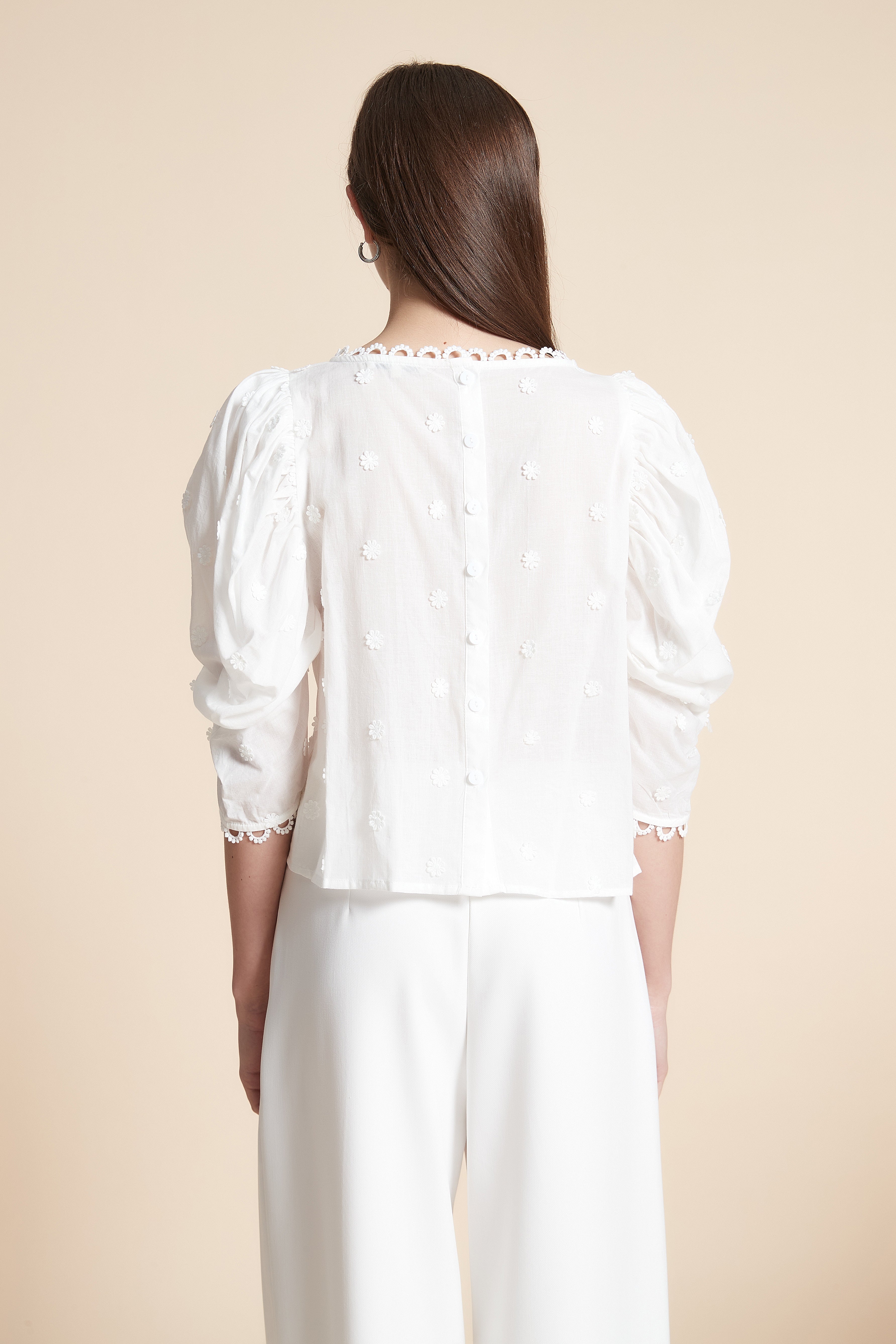 بلوزة قصيرة سادة بورود 3/4 كم