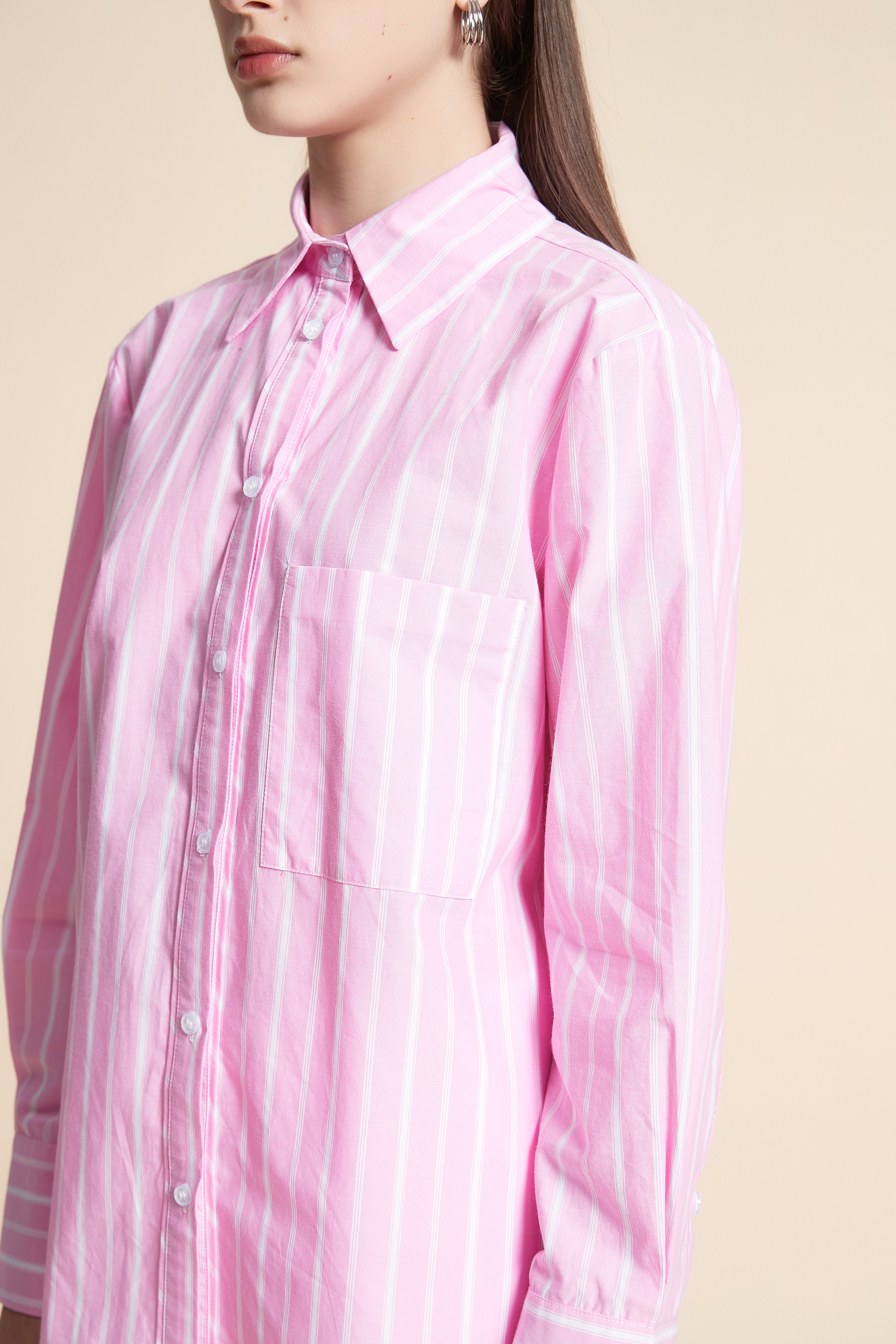 قميص متوسط الطول مقلم كم طويل