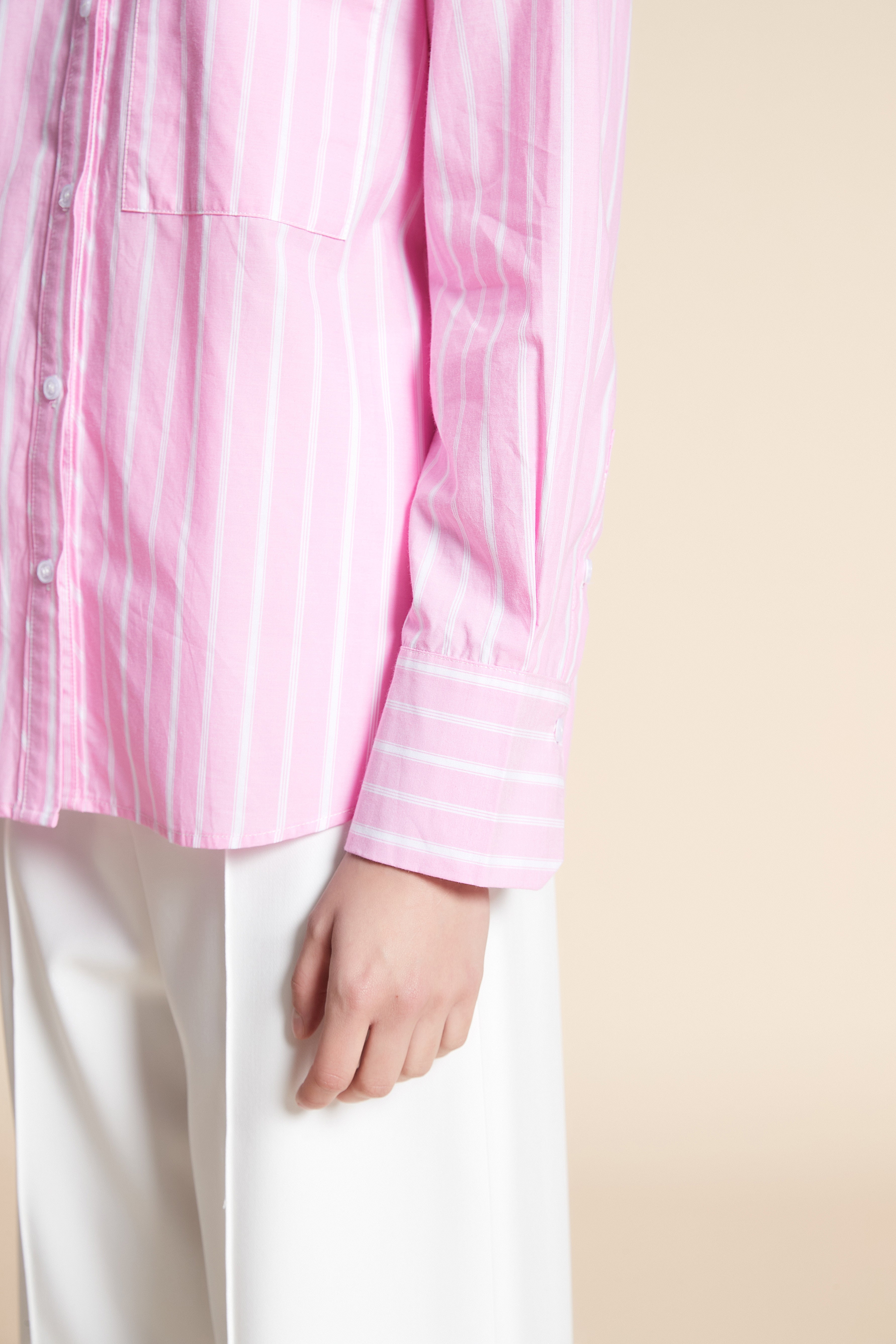 قميص متوسط الطول مقلم كم طويل