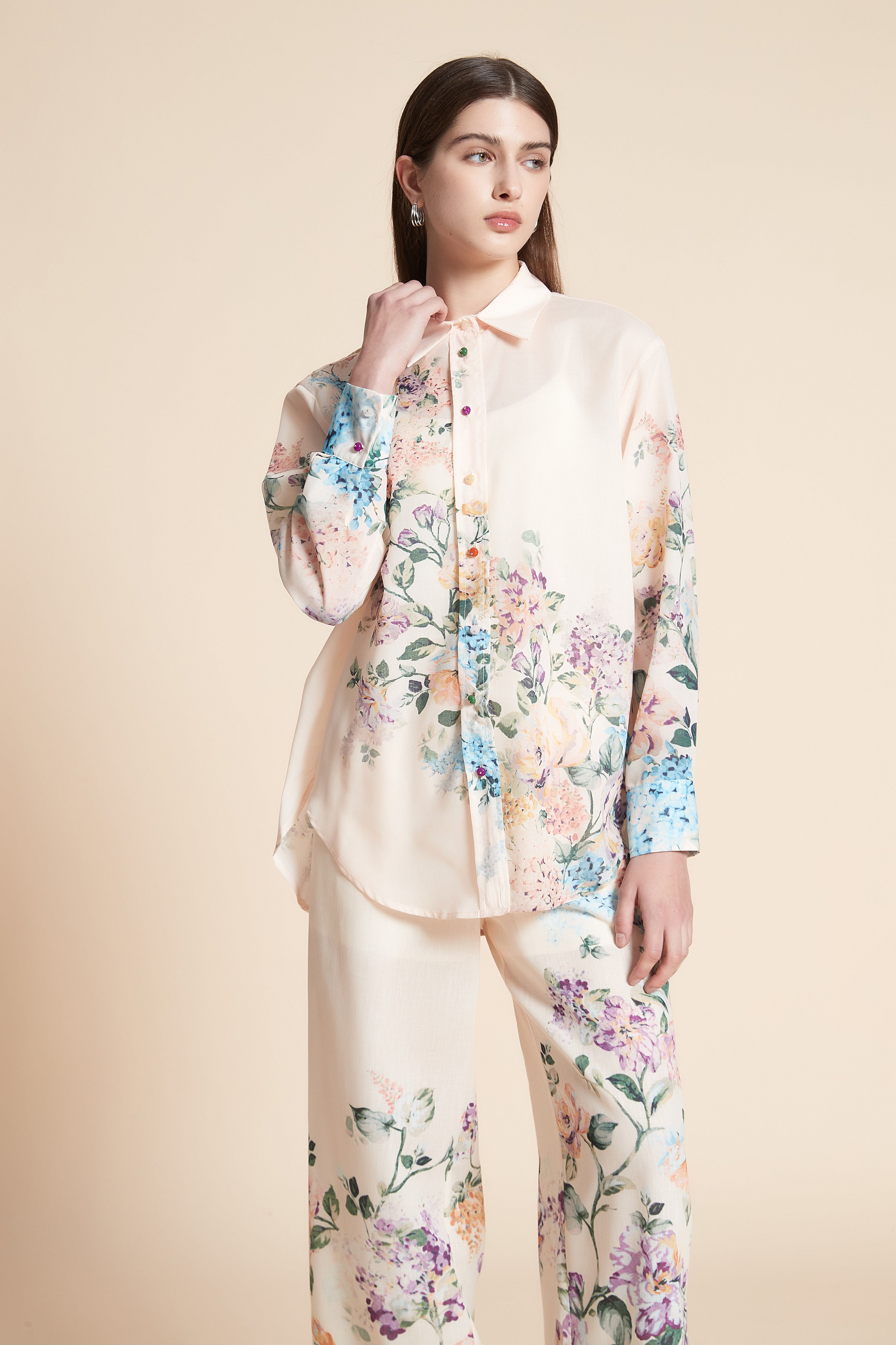 قميص بطبعة ازهار بكم طويل