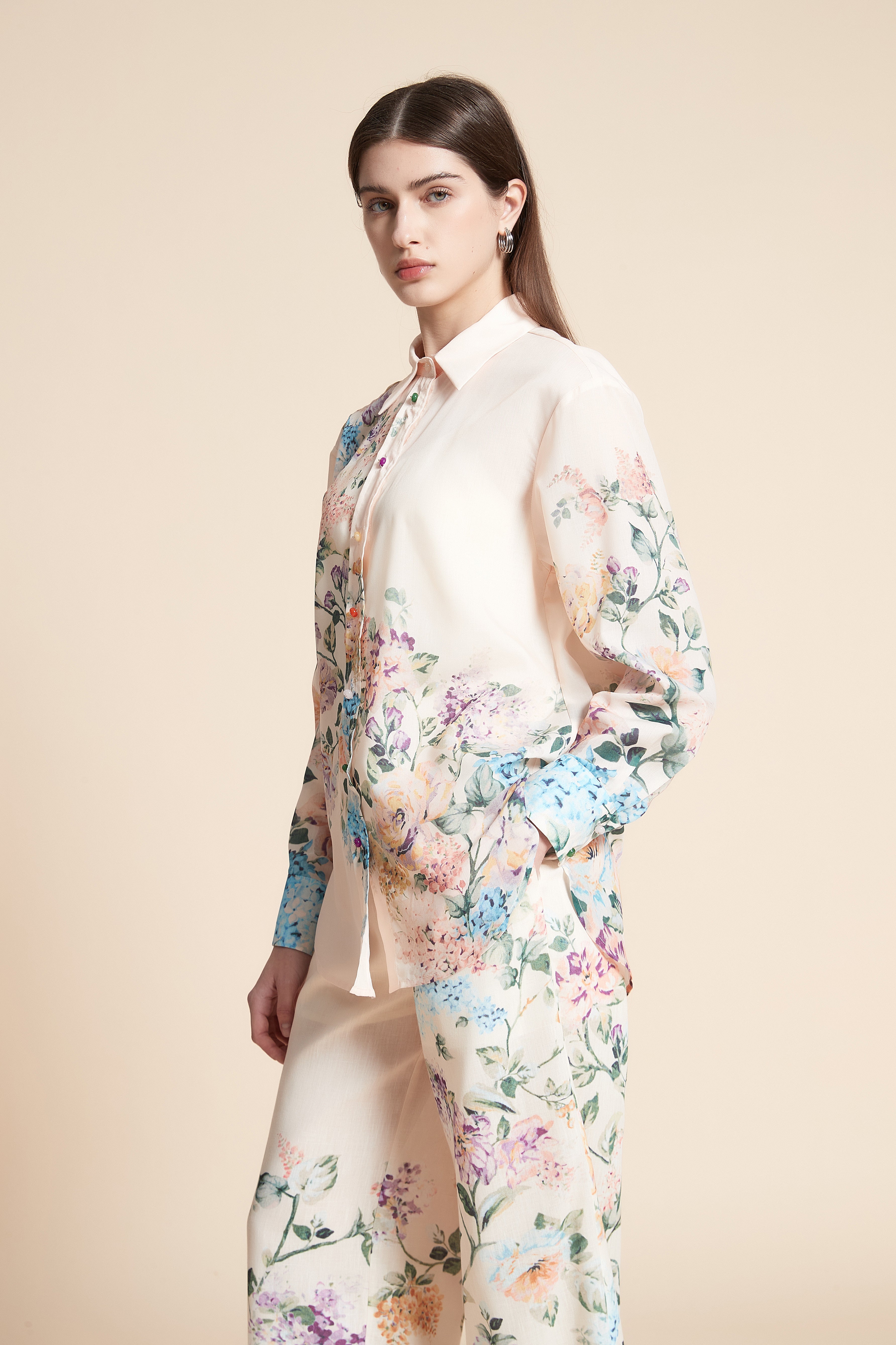 قميص بطبعة ازهار بكم طويل