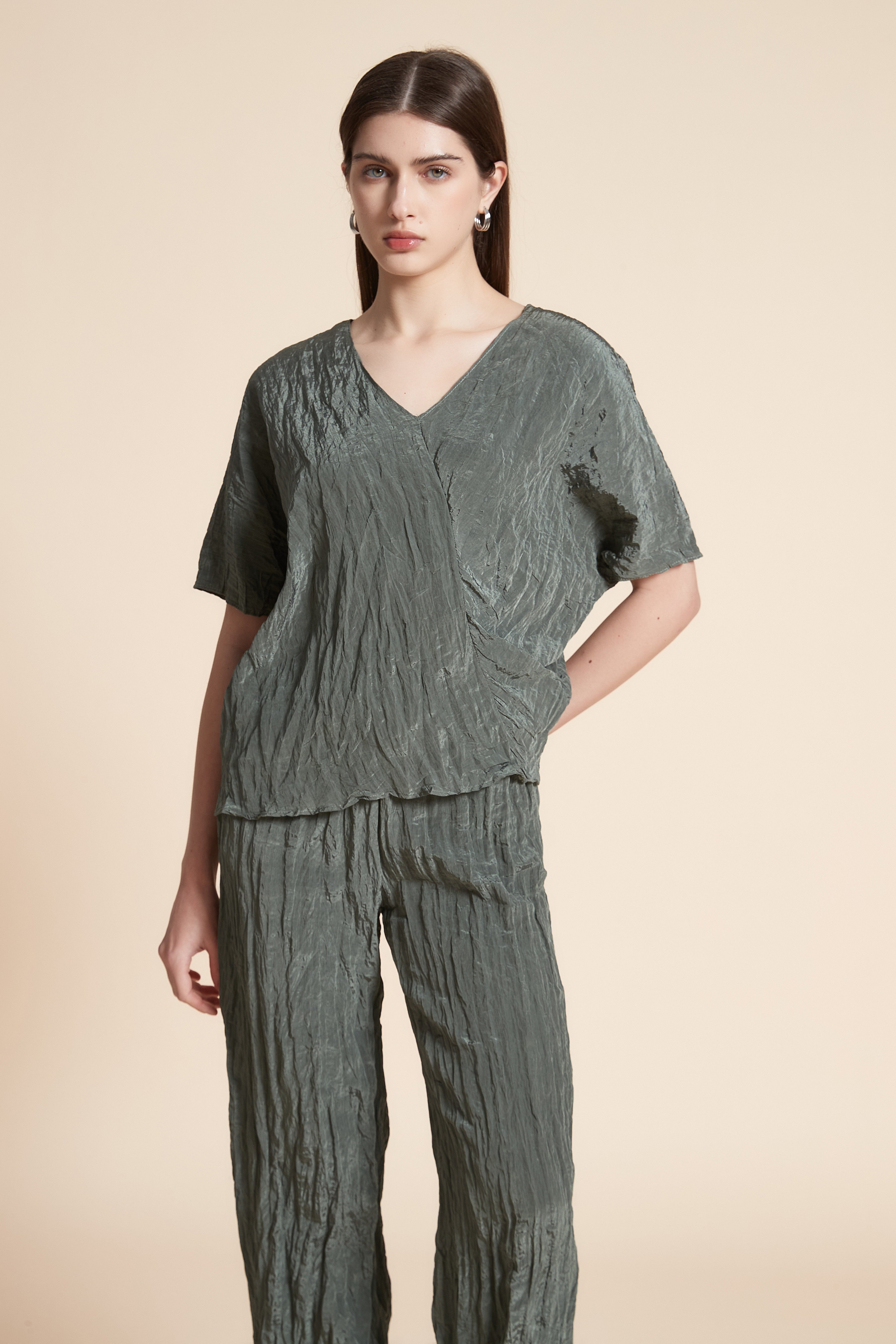 بلوزة بطول الخصر سادة كم قصير