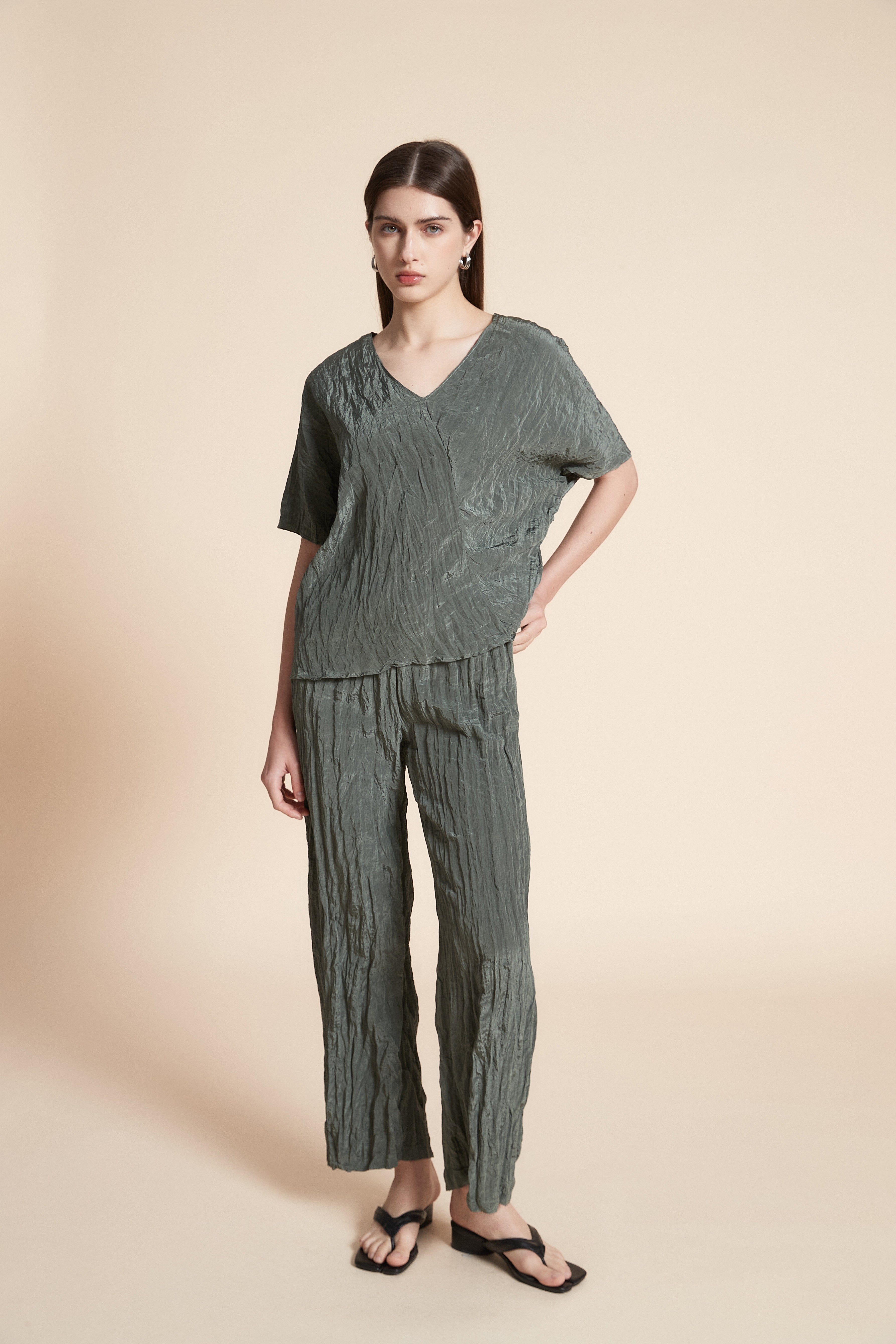 بلوزة بطول الخصر سادة كم قصير