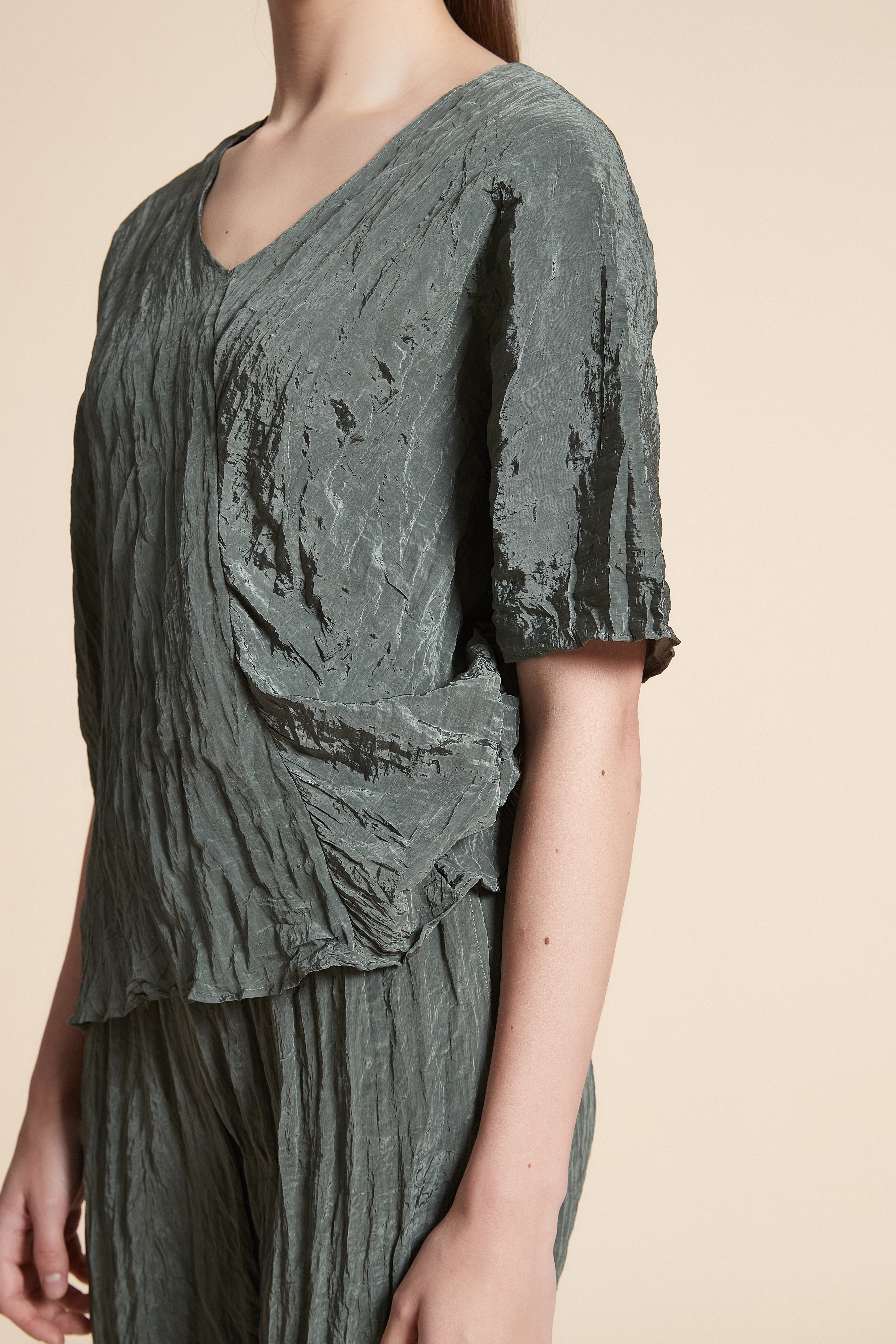 بلوزة بطول الخصر سادة كم قصير