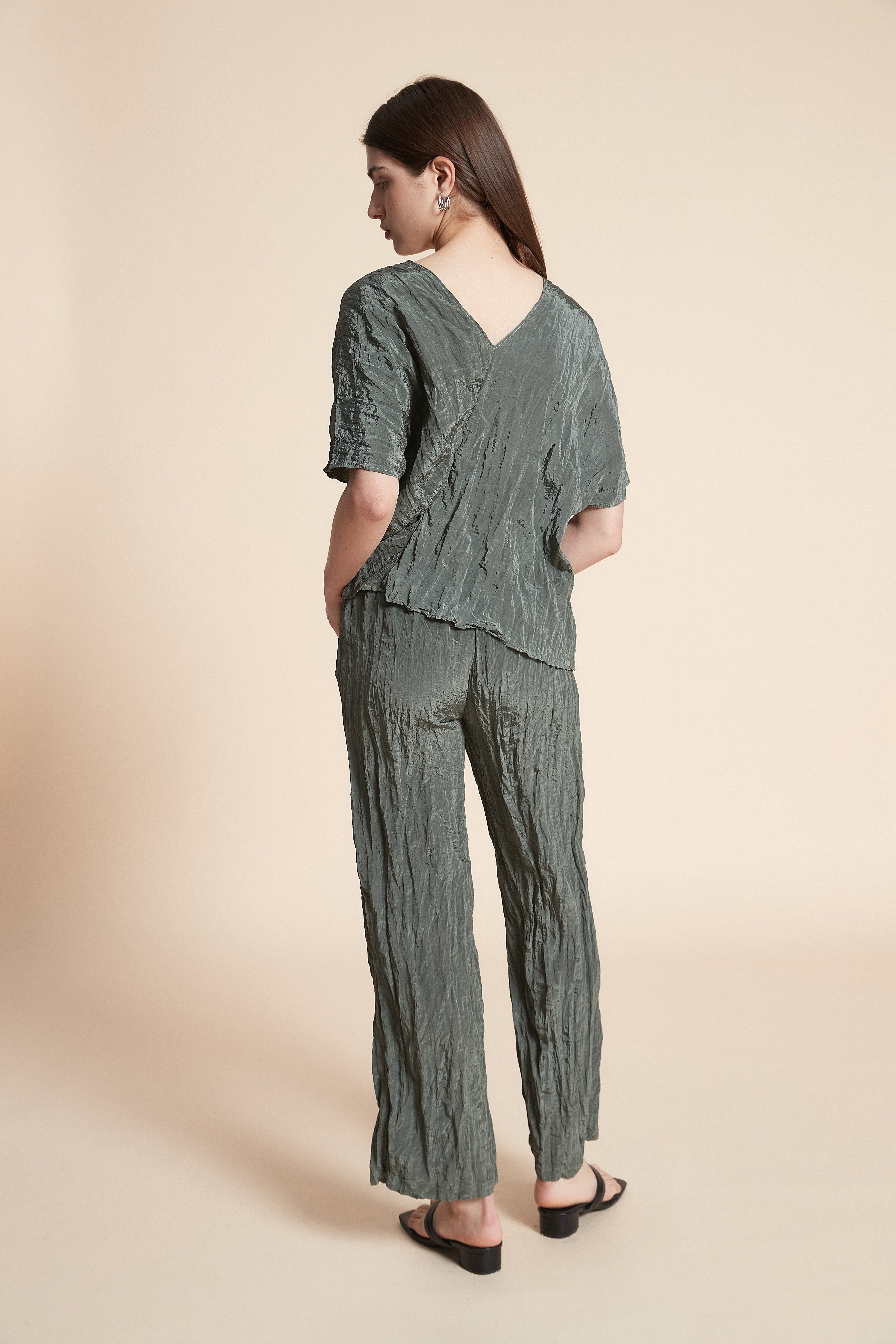 بلوزة بطول الخصر سادة كم قصير