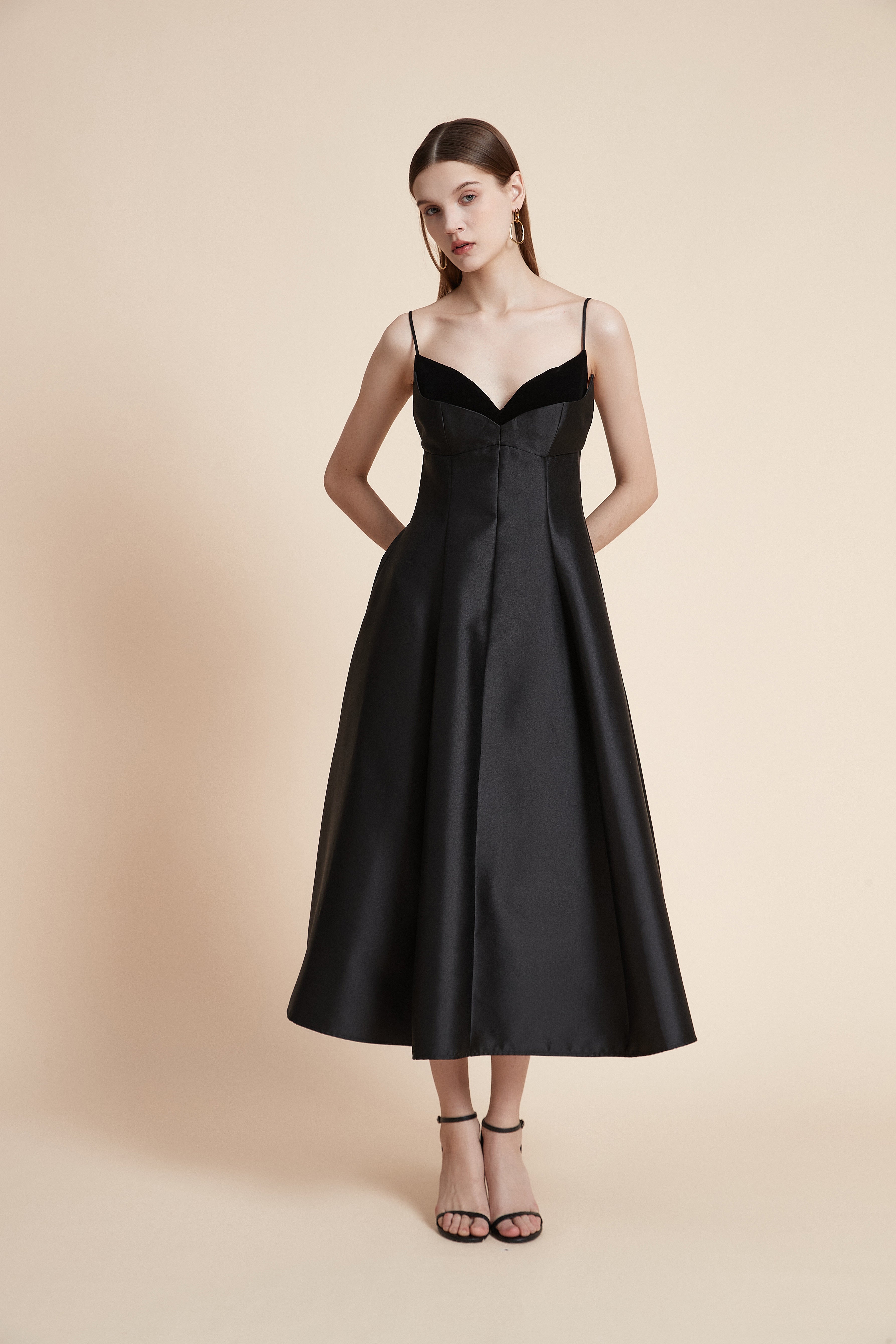 فستان ميدي سادة بدون أكمام حمالات رفيعة