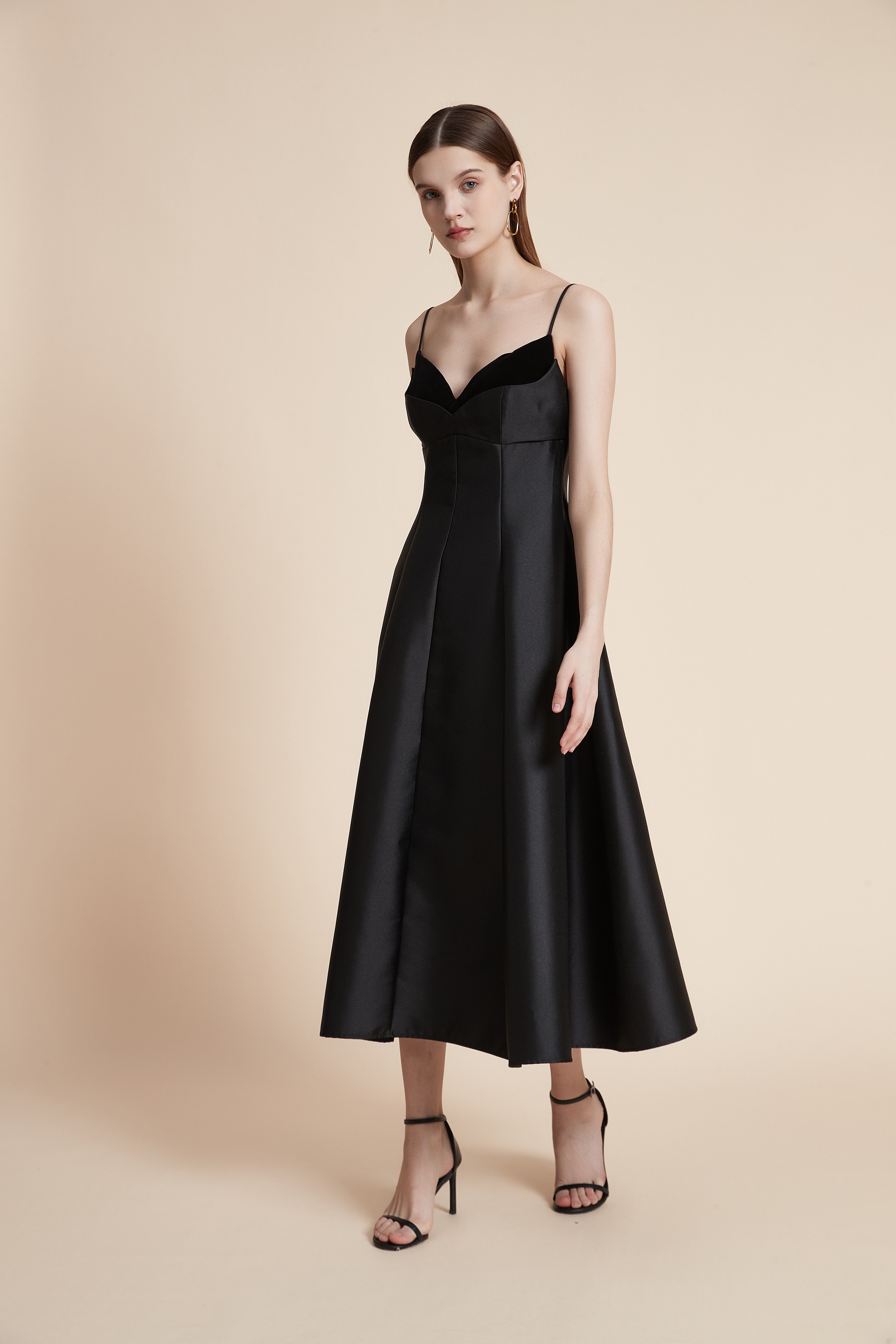 فستان ميدي سادة بدون أكمام حمالات رفيعة