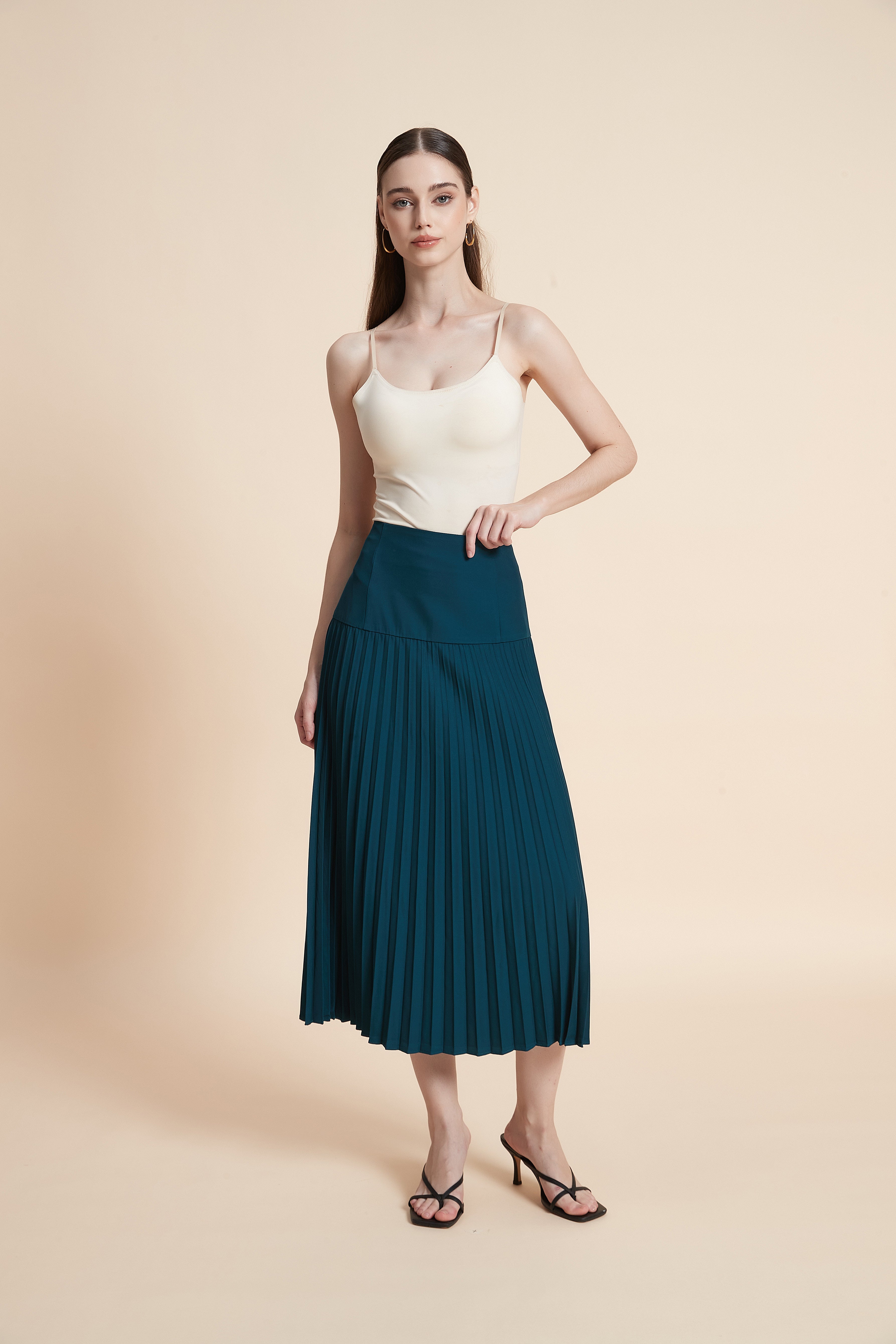 Midi skirt with a pleated waist