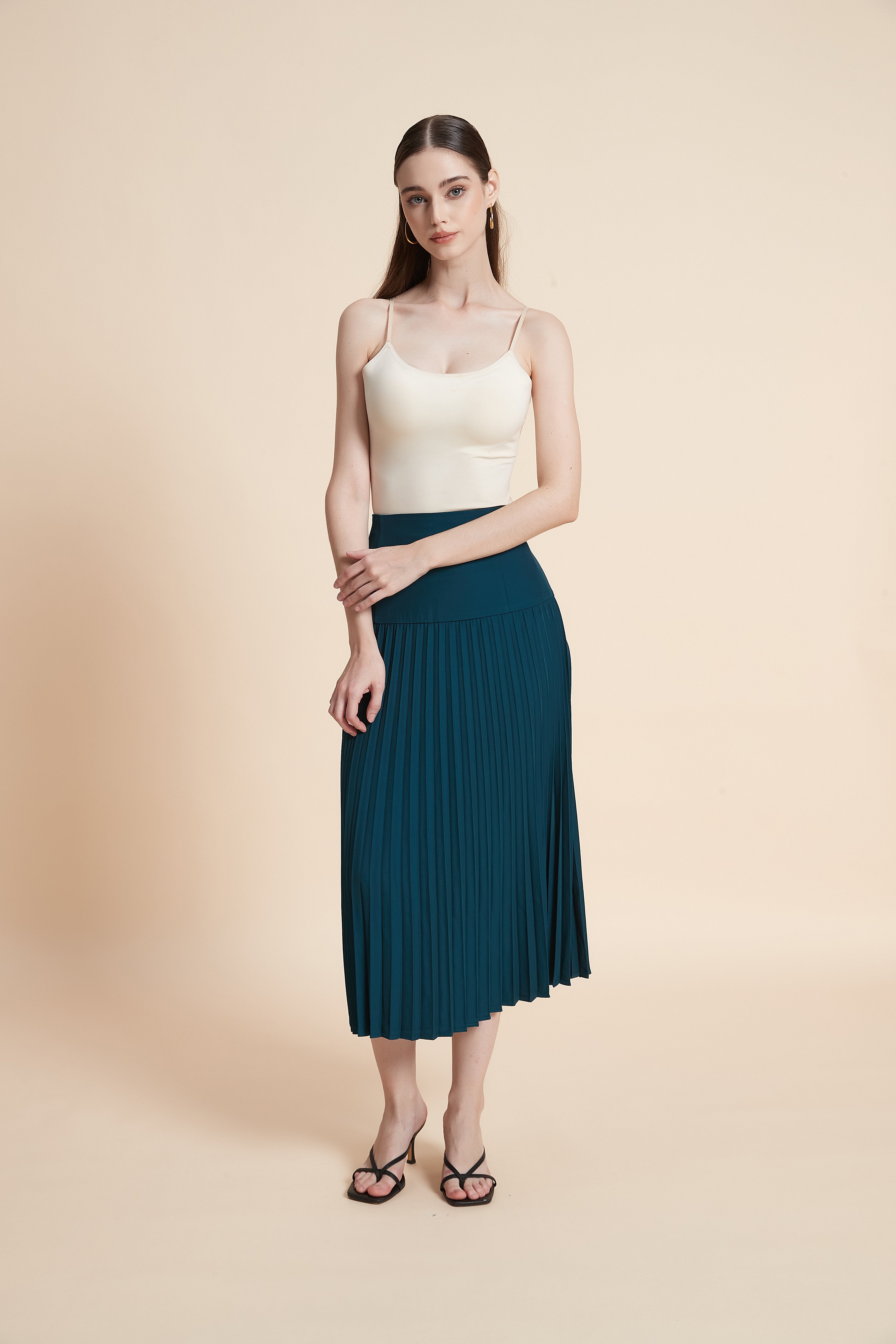 Midi skirt with a pleated waist