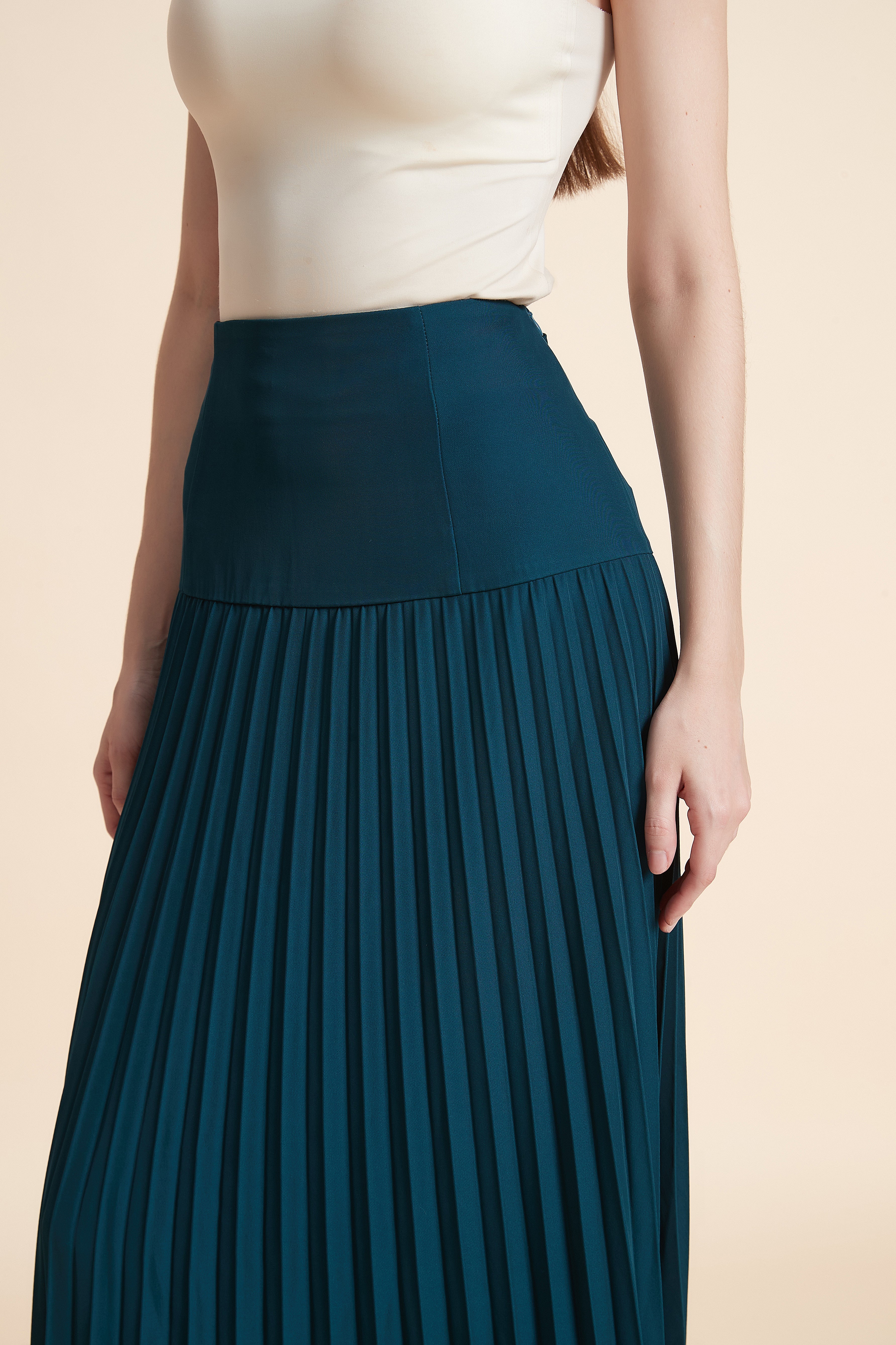 Midi skirt with a pleated waist
