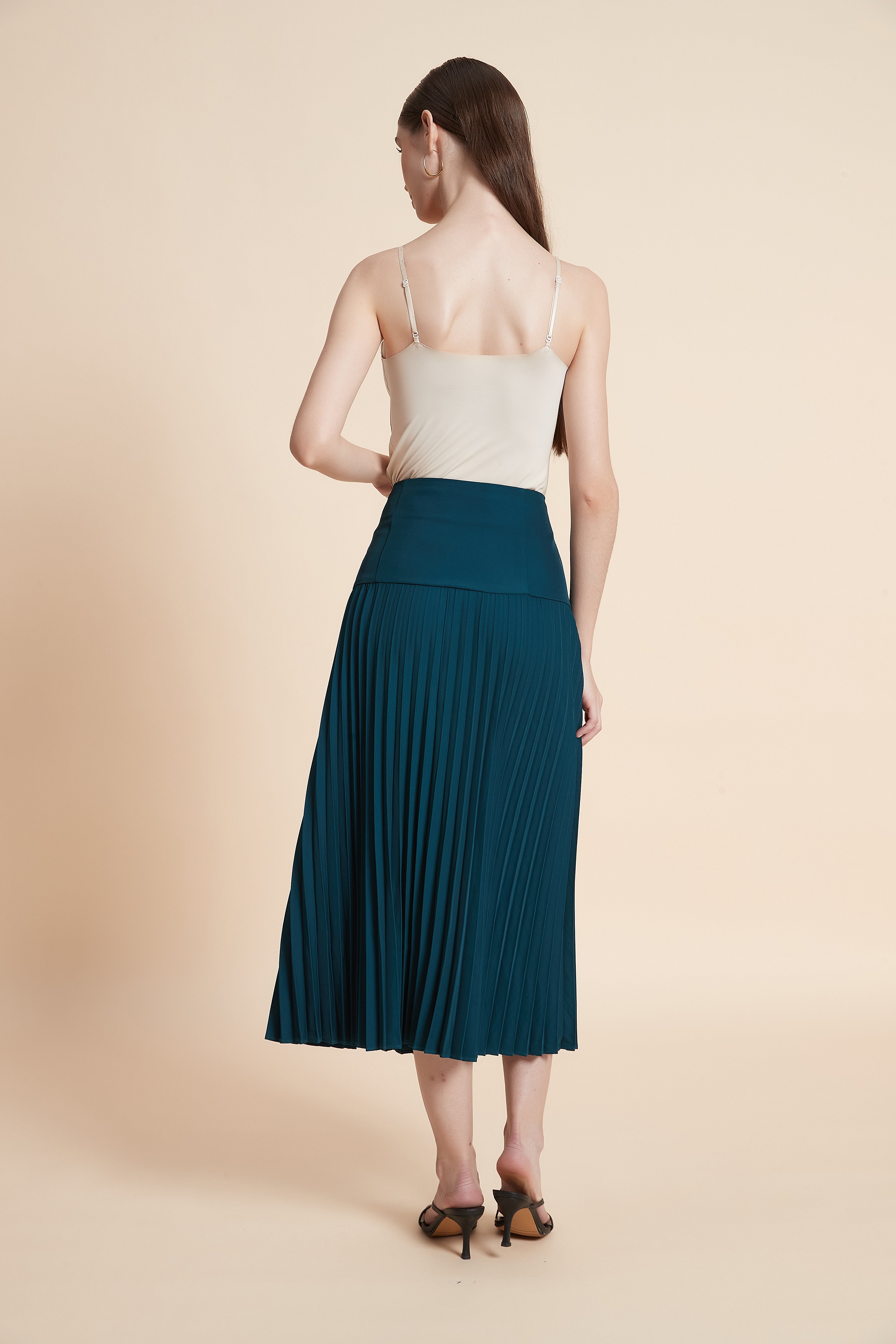 Midi skirt with a pleated waist