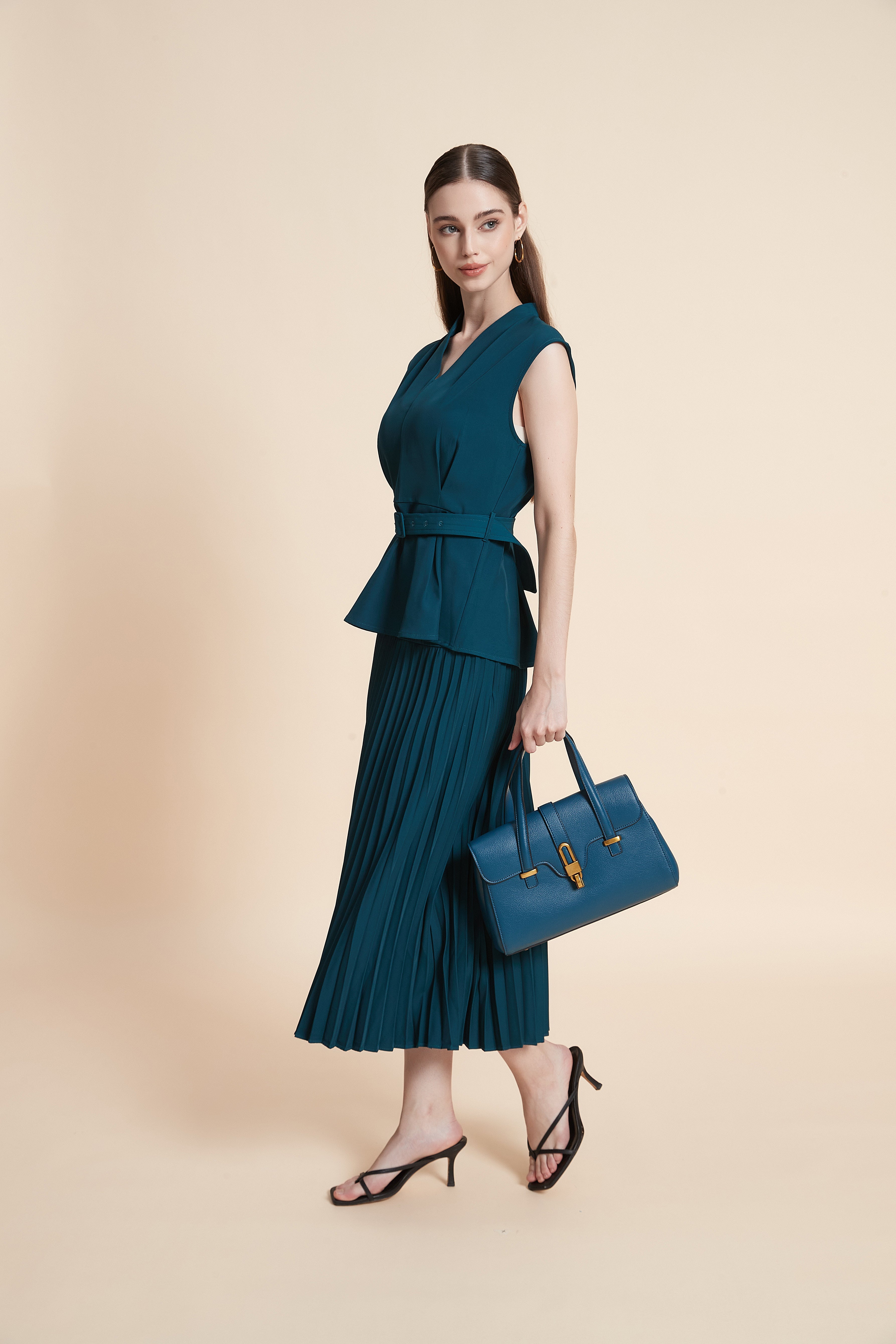 Midi skirt with a pleated waist