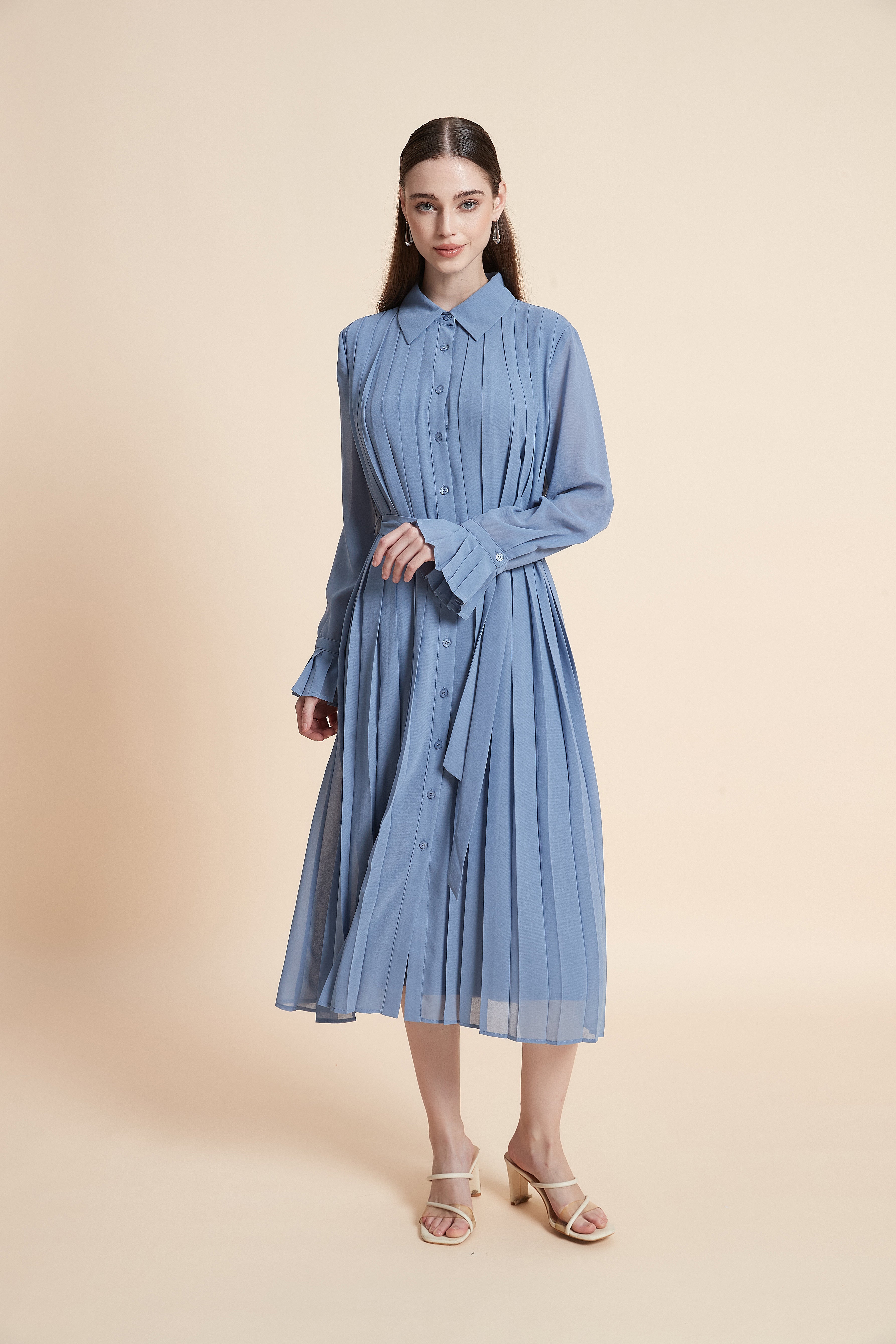 Pleated midi dress with a waist tie