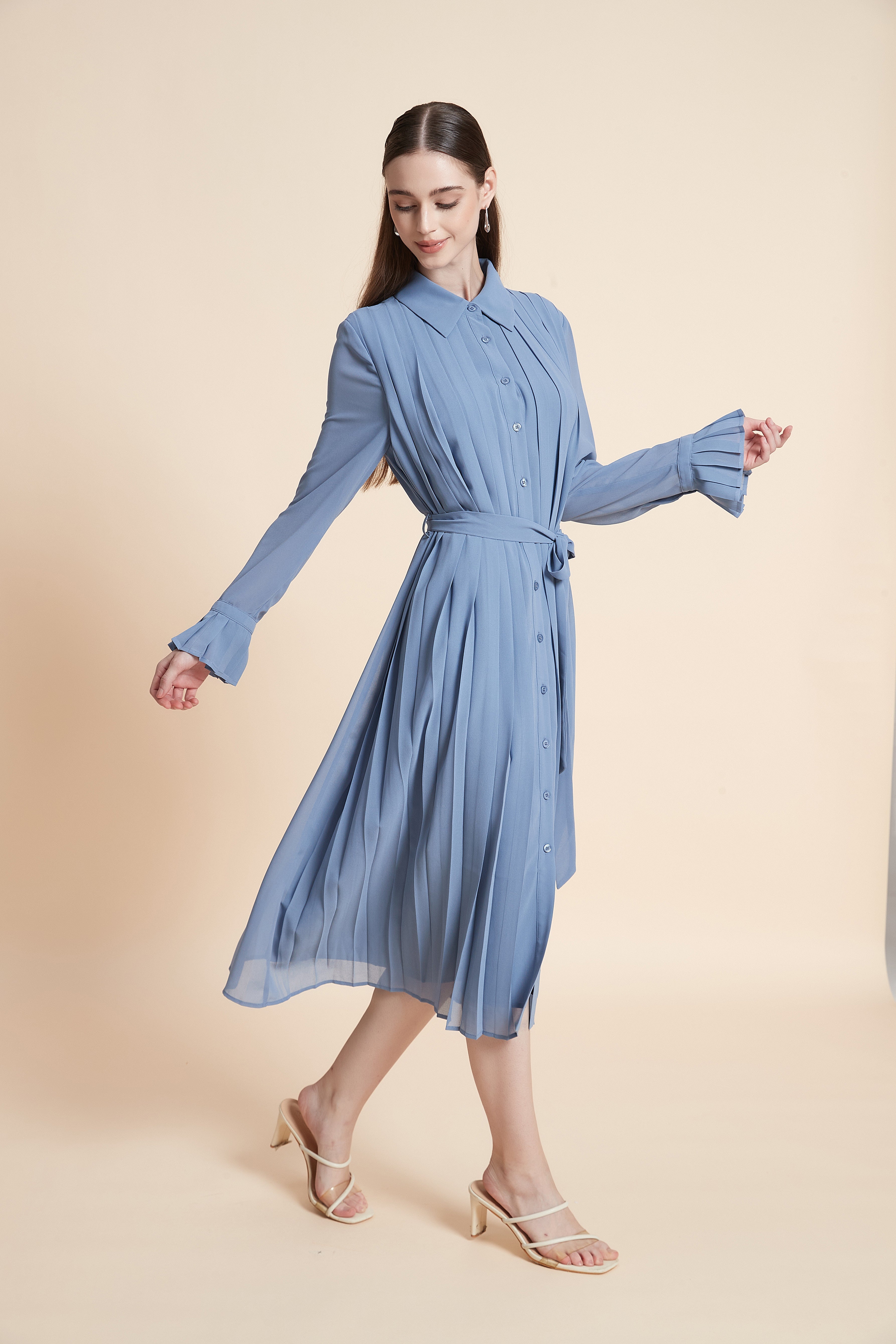 Pleated midi dress with a waist tie