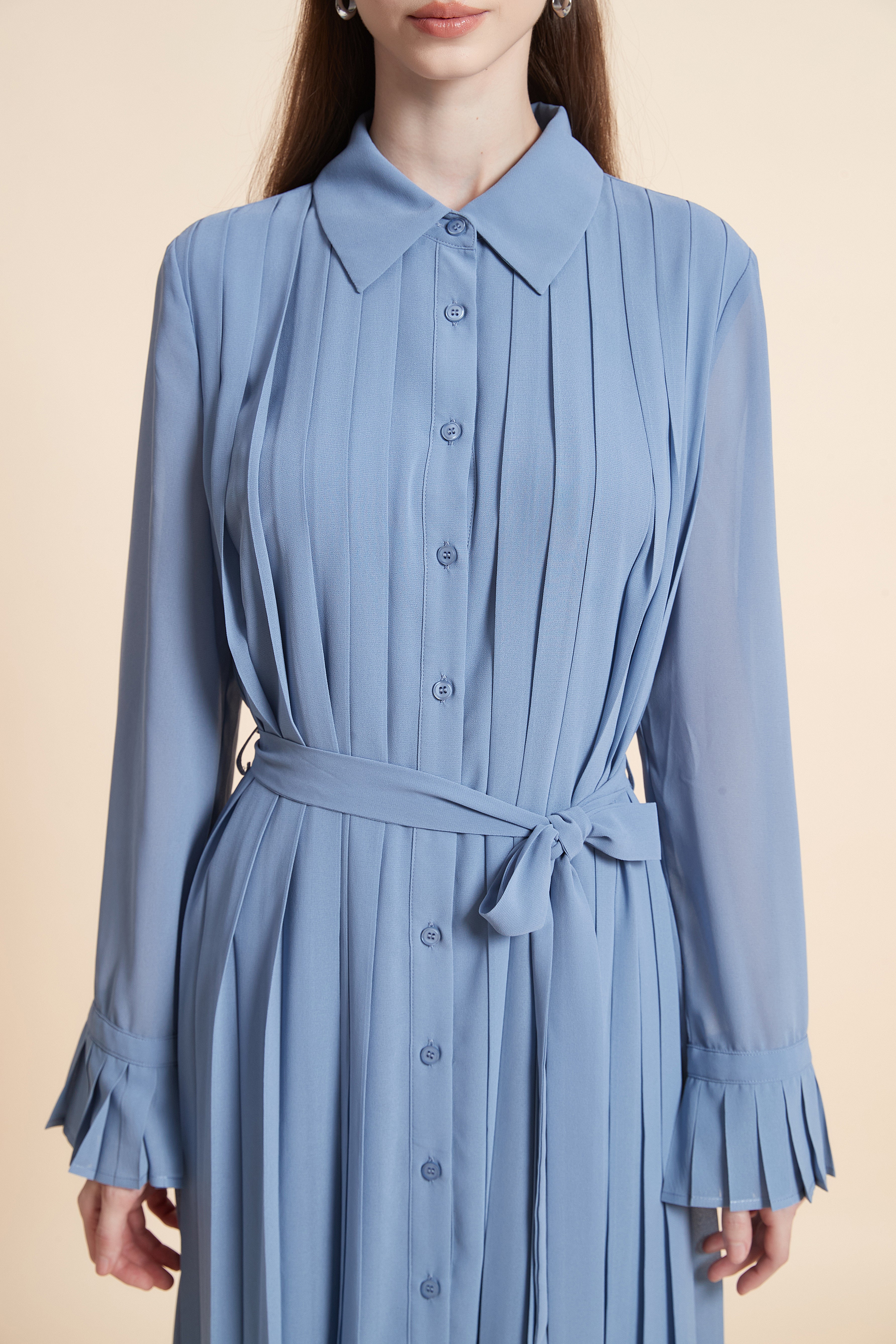 Pleated midi dress with a waist tie