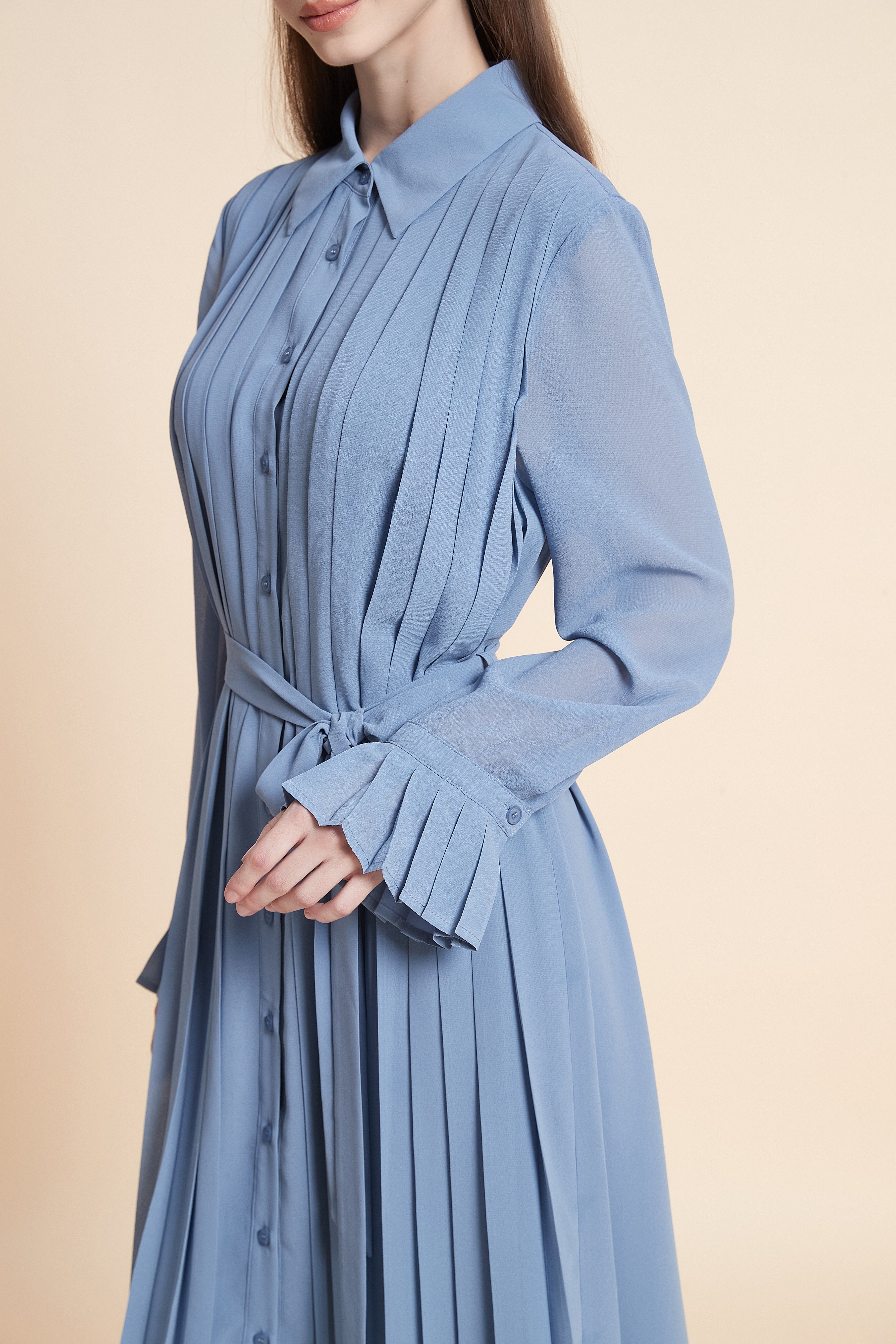 Pleated midi dress with a waist tie