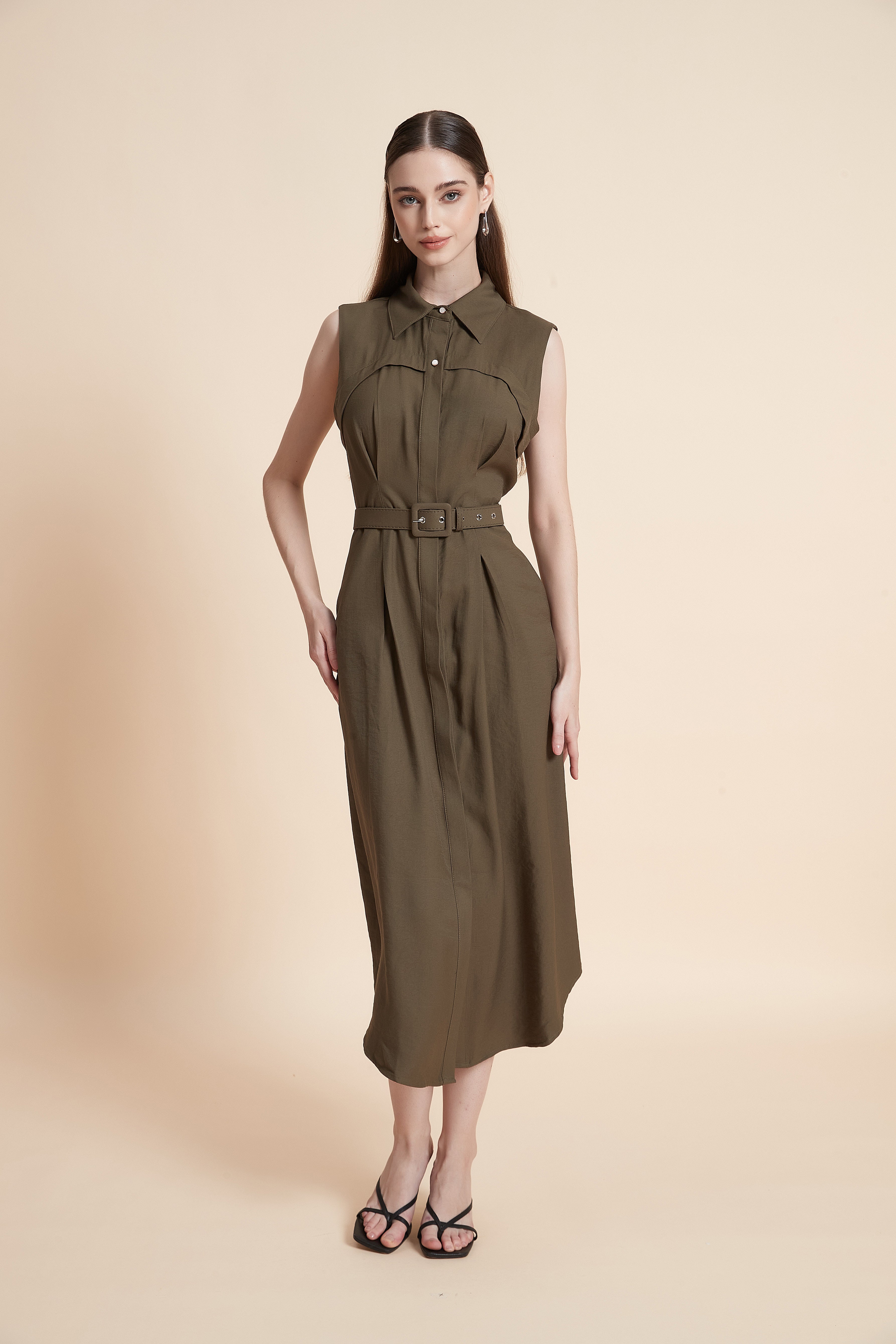 Sleeveless shirt dress with a belt