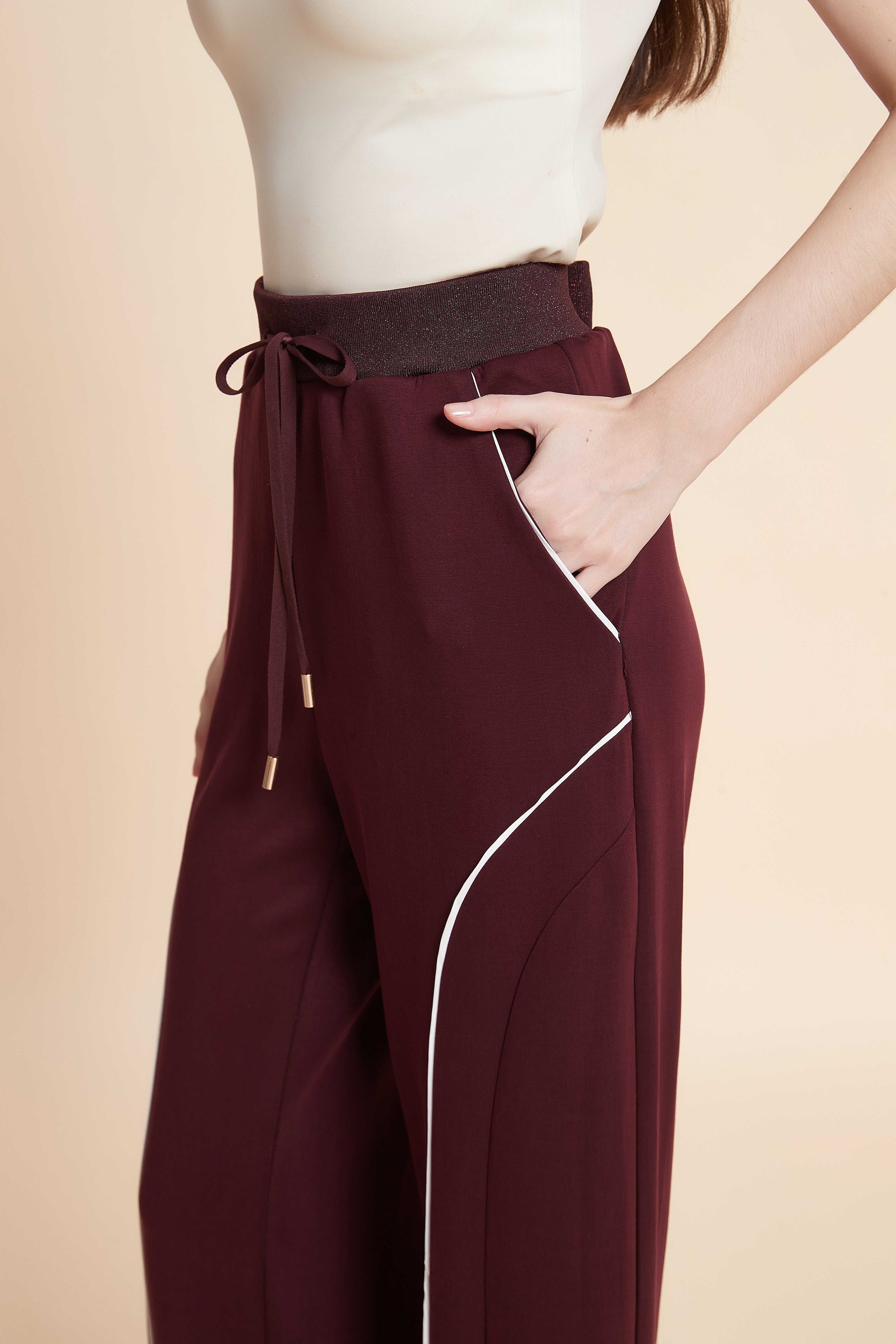 Wide-leg pants with a side stripe