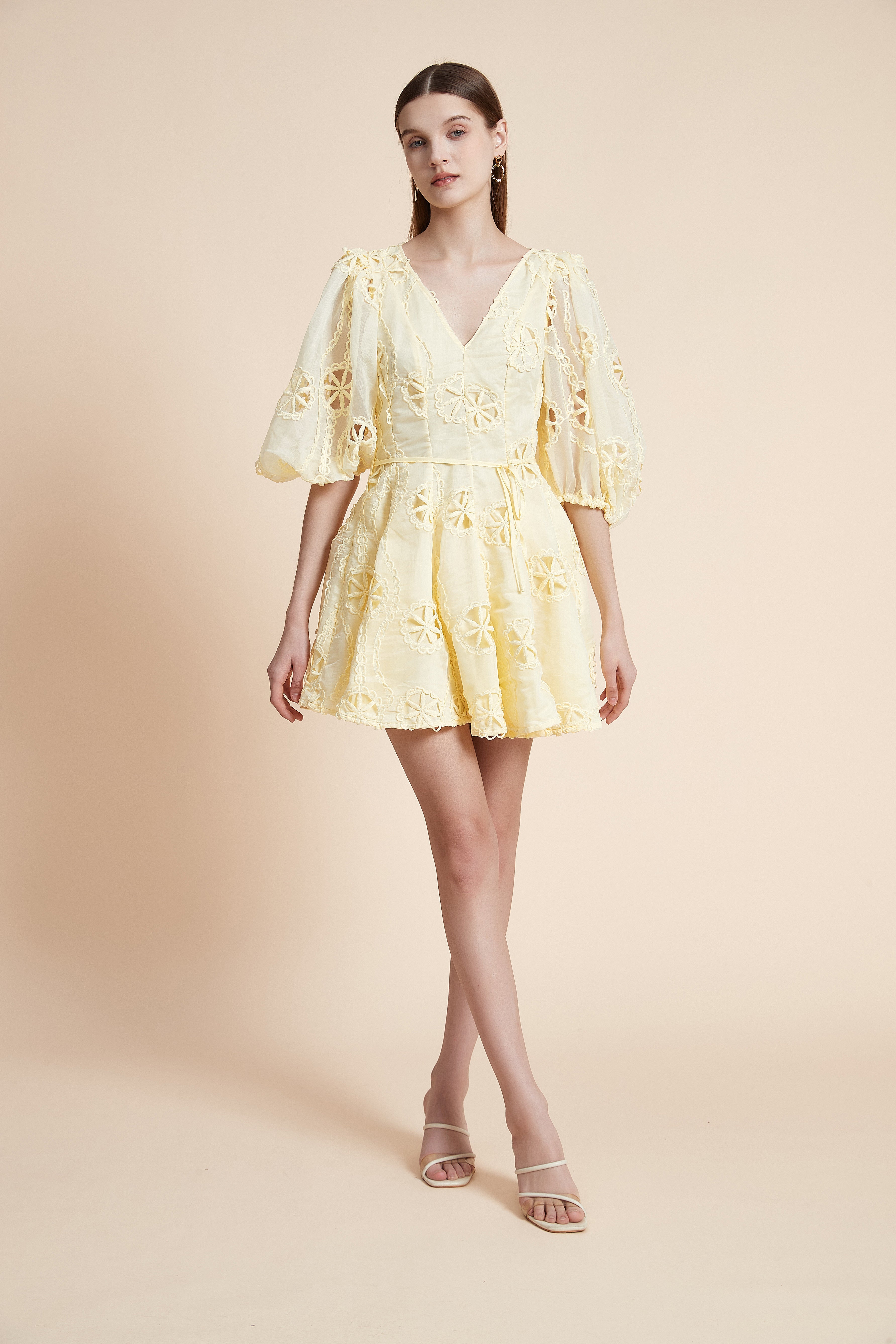 فستان قصير مطرز بأكمام ثلاثة أرباع