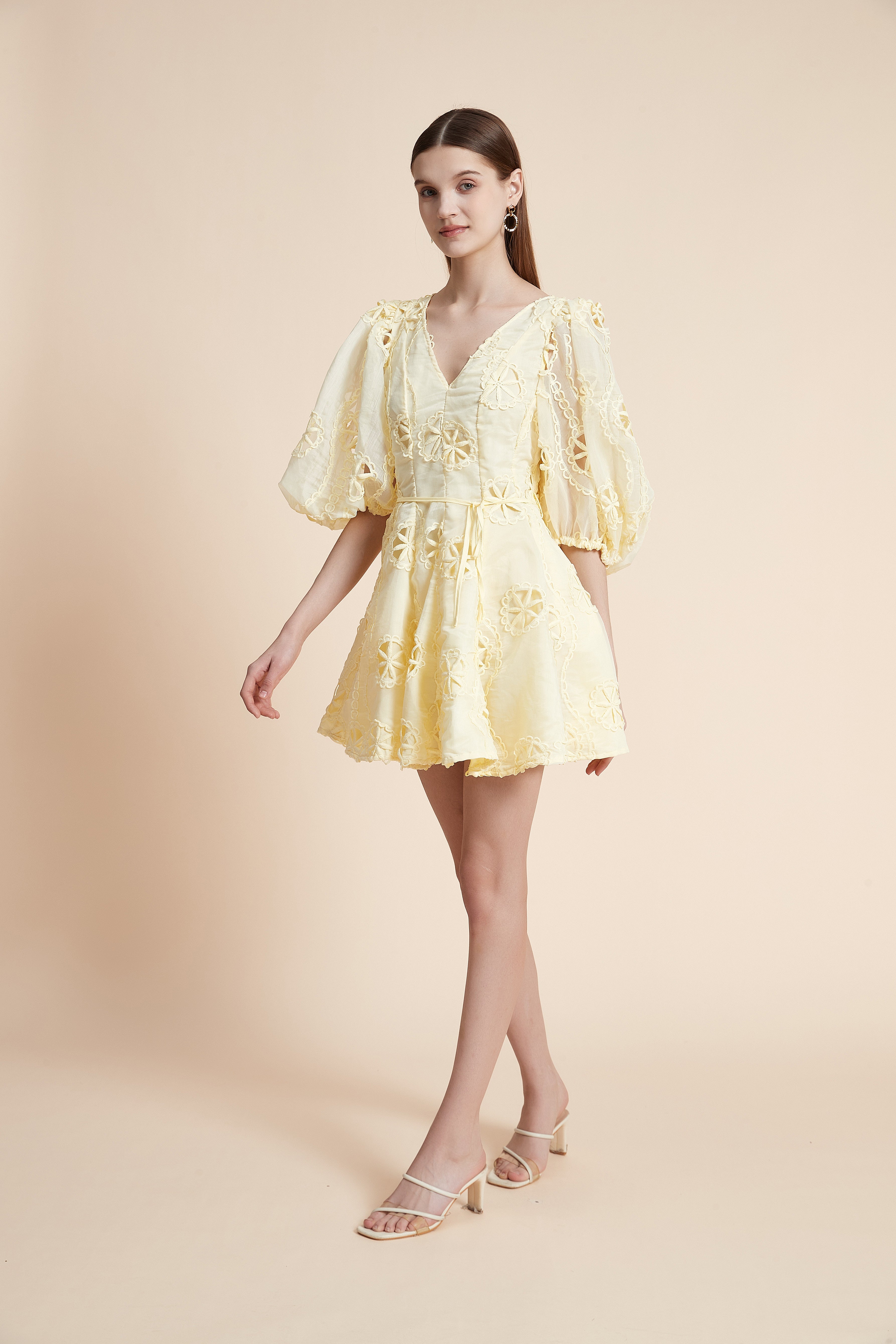 فستان قصير مطرز بأكمام ثلاثة أرباع