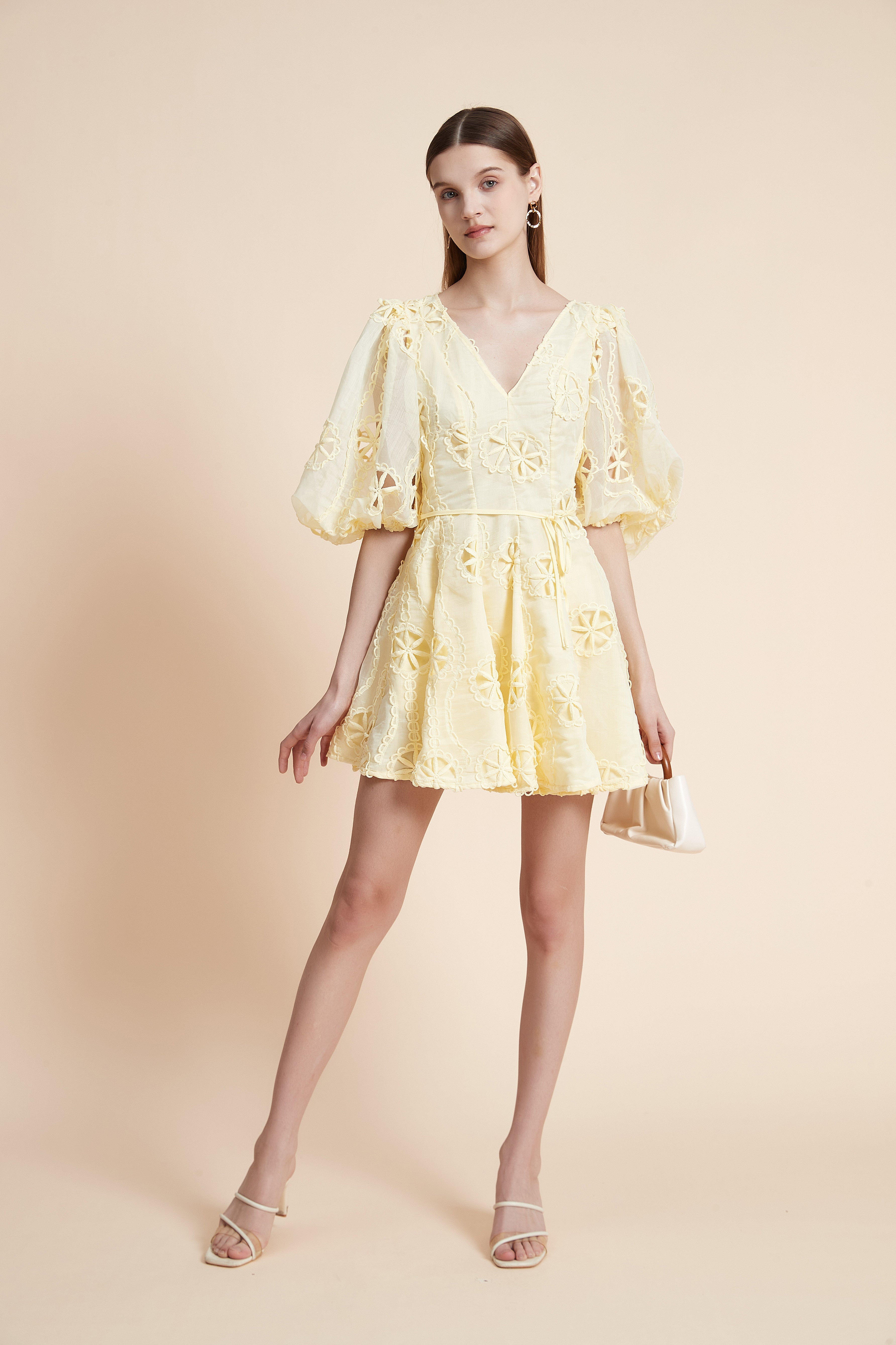 فستان قصير مطرز بأكمام ثلاثة أرباع