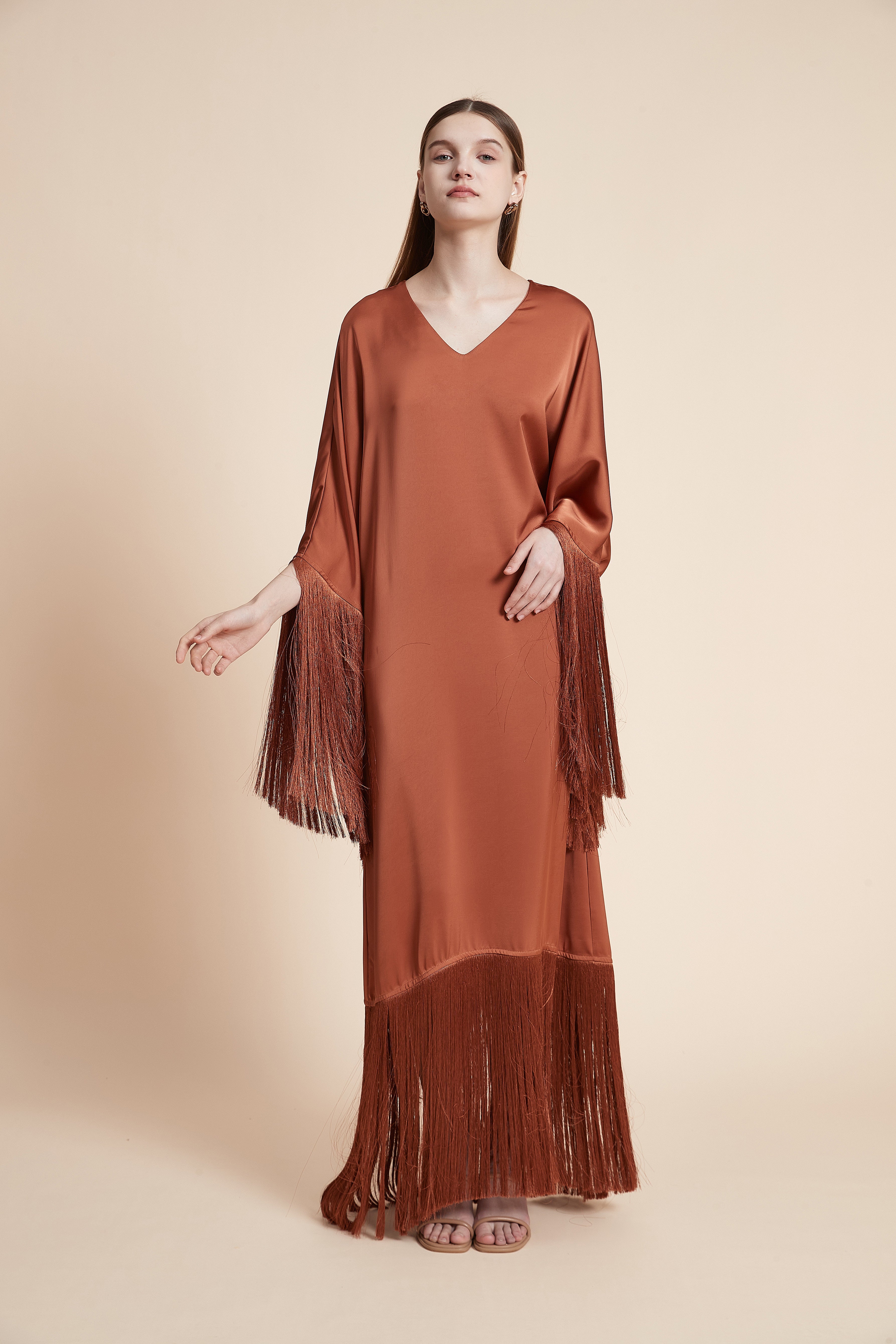 فستان ماكسي بأطراف شراشيب أنيقة