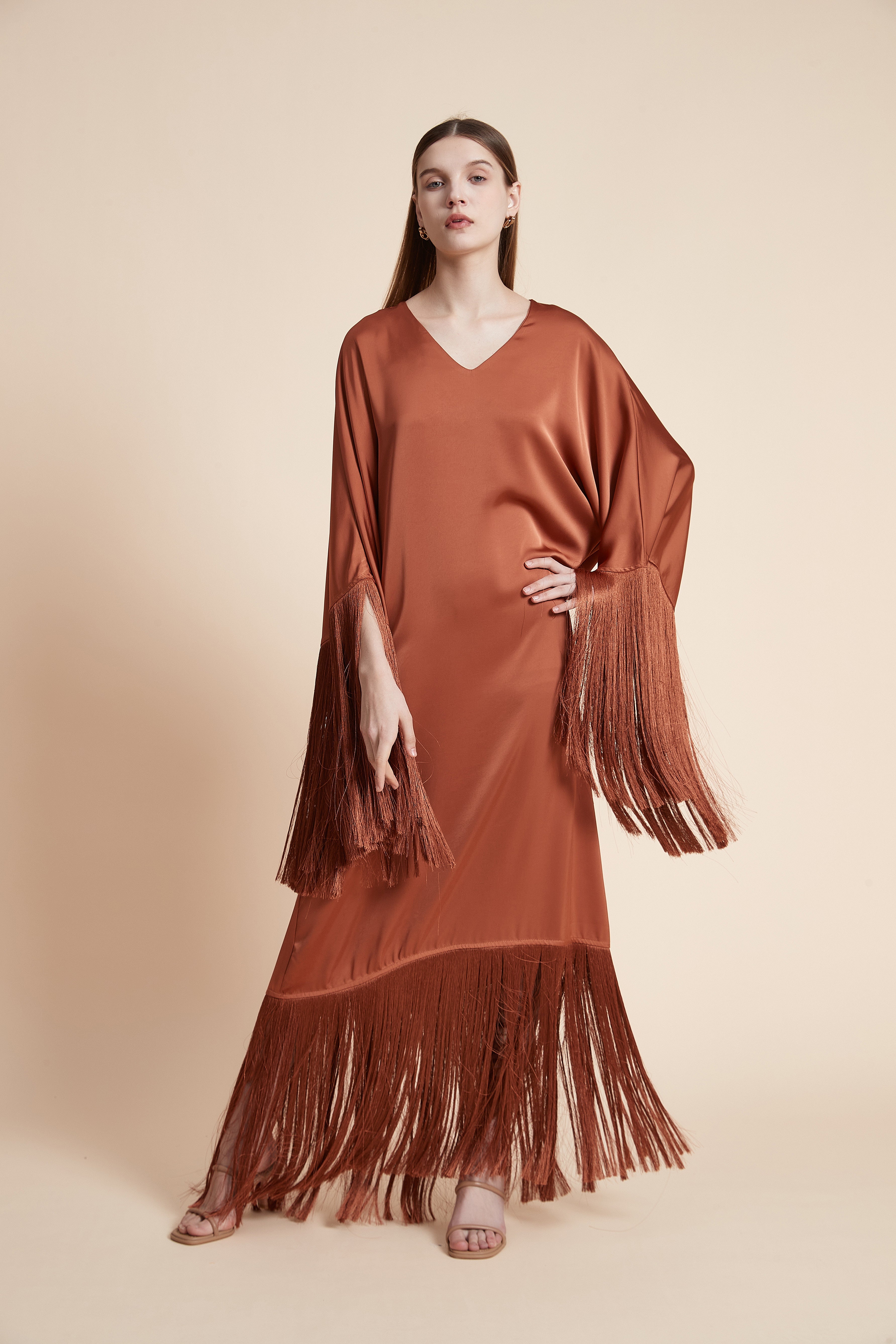 فستان ماكسي بأطراف شراشيب أنيقة