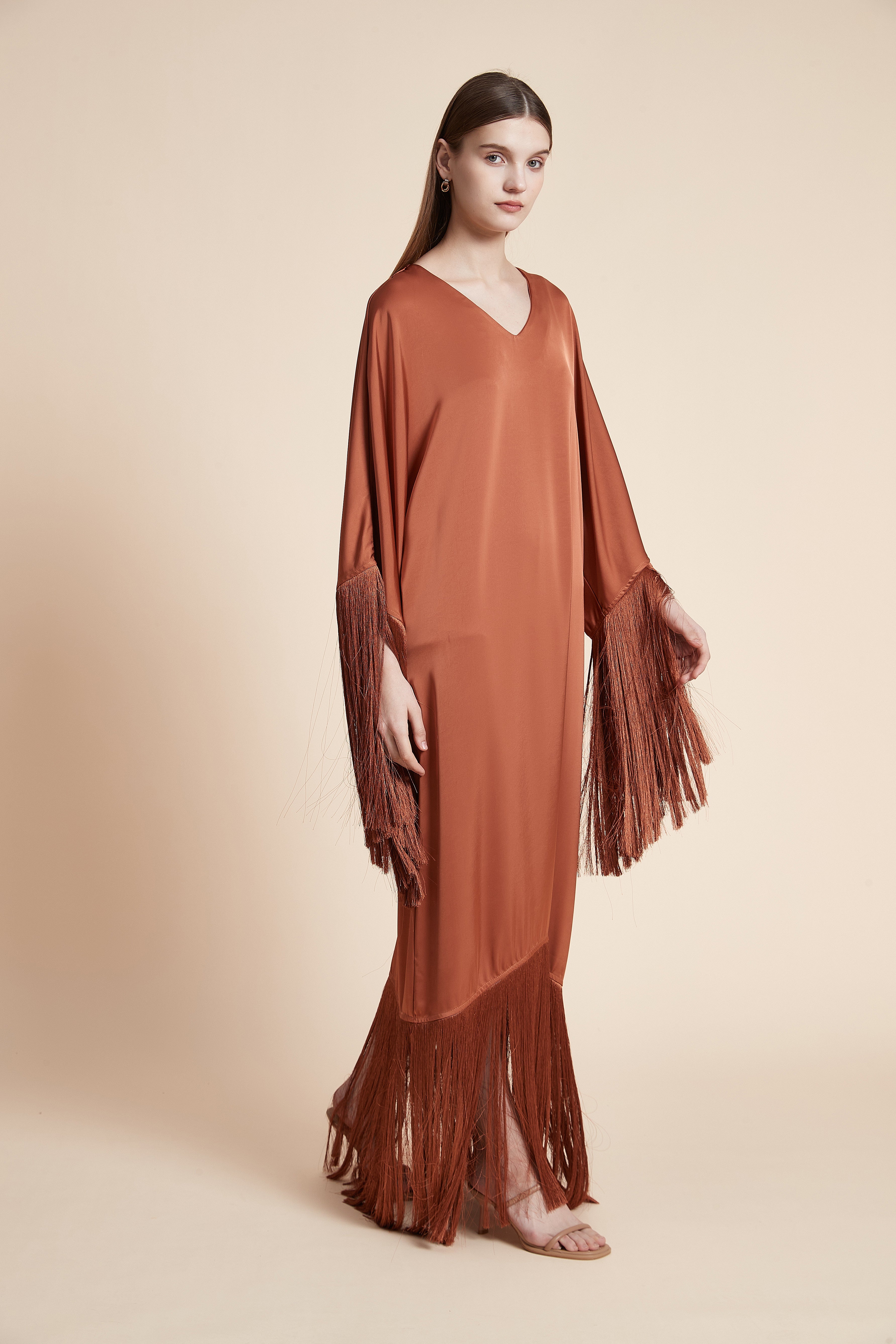 فستان ماكسي بأطراف شراشيب أنيقة