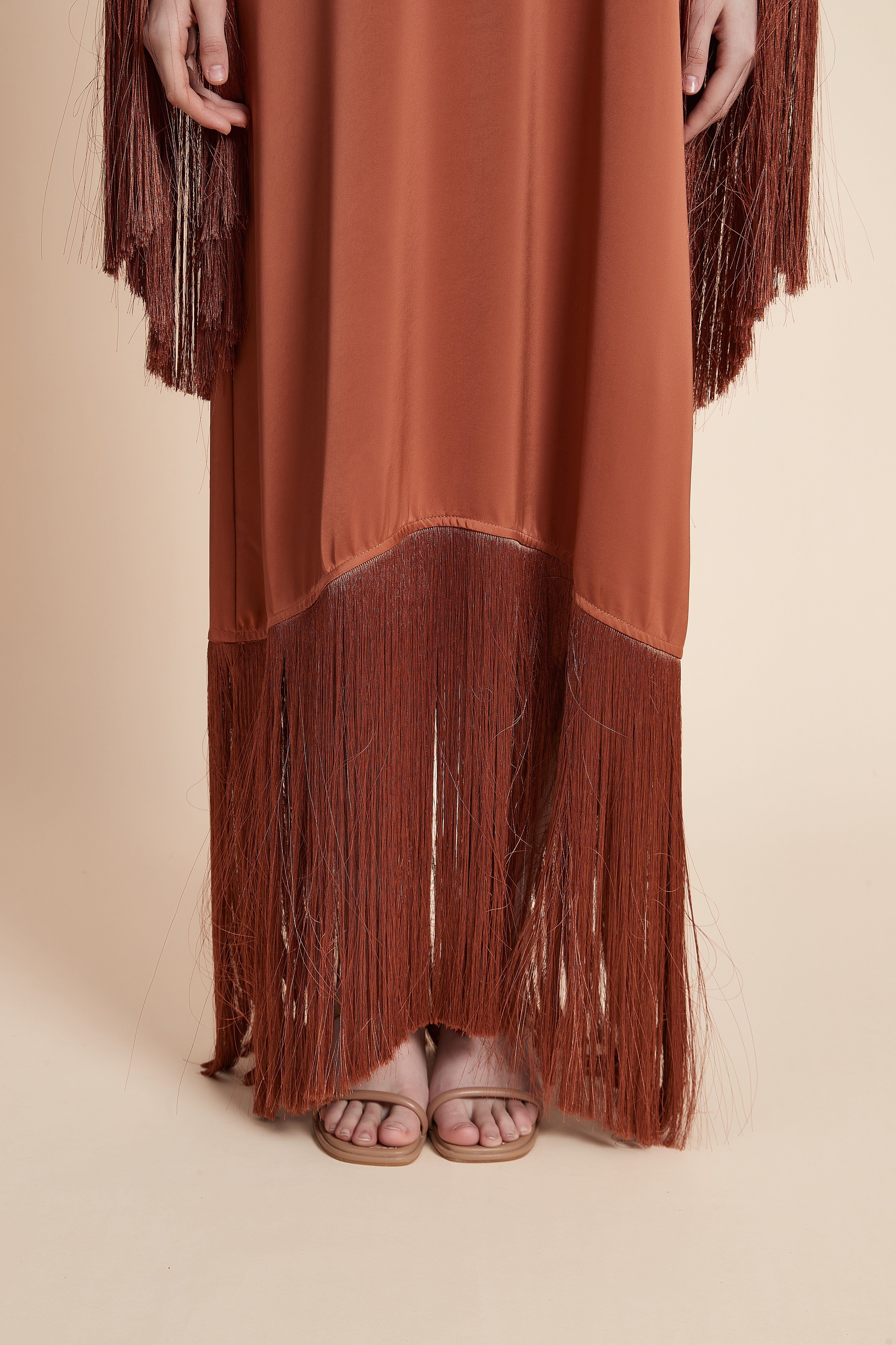 فستان ماكسي بأطراف شراشيب أنيقة