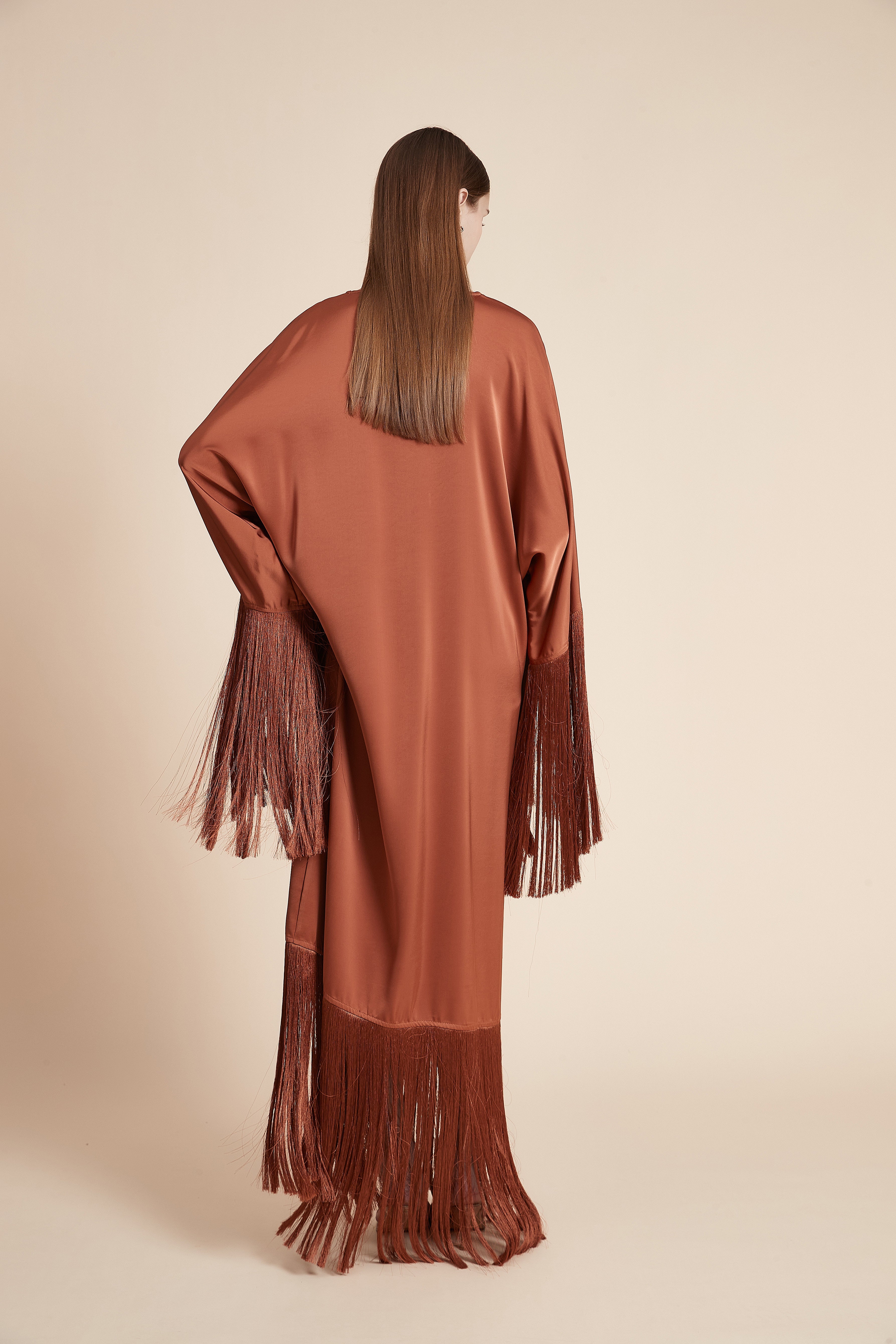 فستان ماكسي بأطراف شراشيب أنيقة