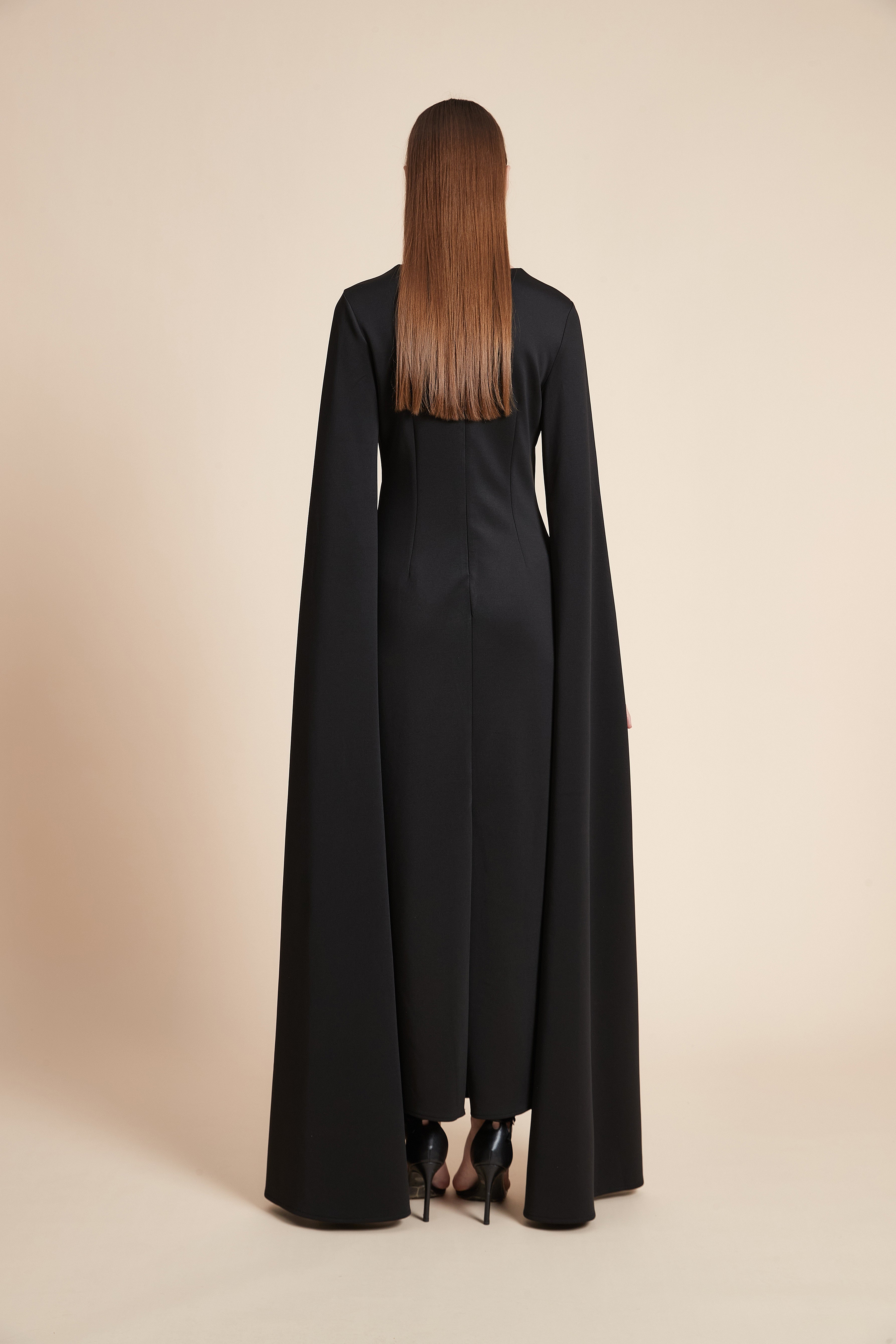 فستان ماكسي سادة بأكمام طويلة مفتوحة