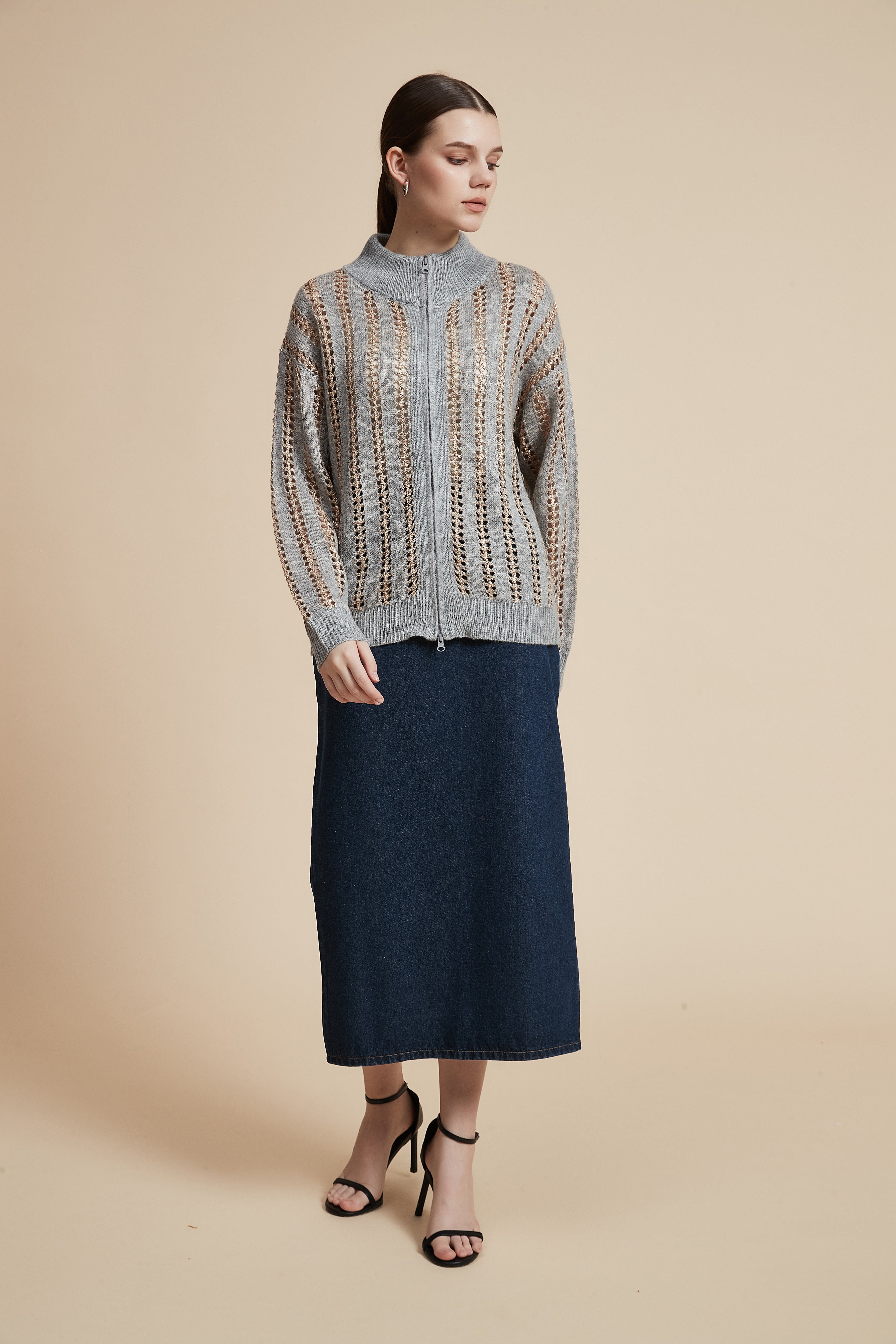 جاكيت بكم طويل مخرم بسحاب أمامي