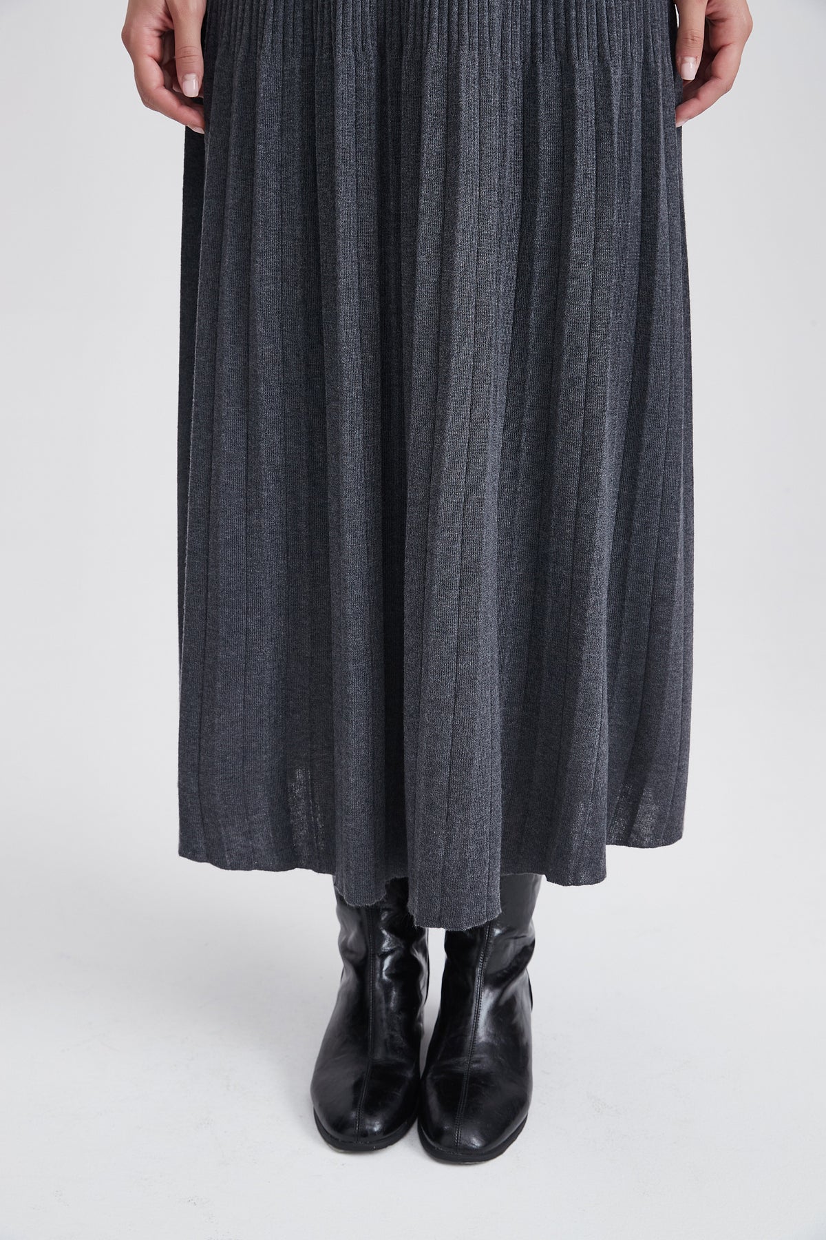 Plain Knitted Pleated Midi Skirt
