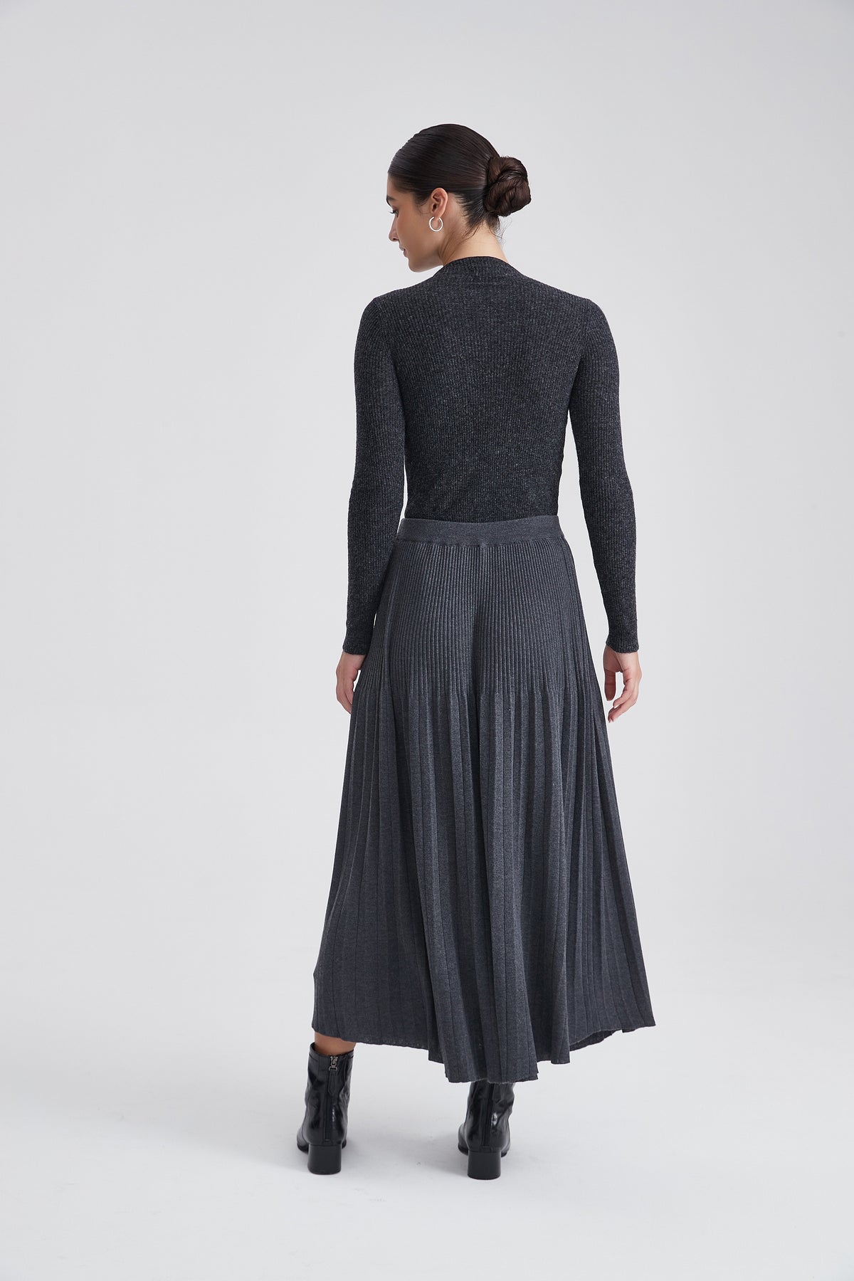 Plain Knitted Pleated Midi Skirt