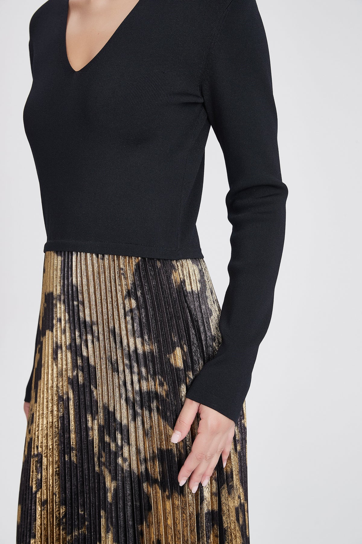 Patterned Pleated Midi Dress with Long Sleeves