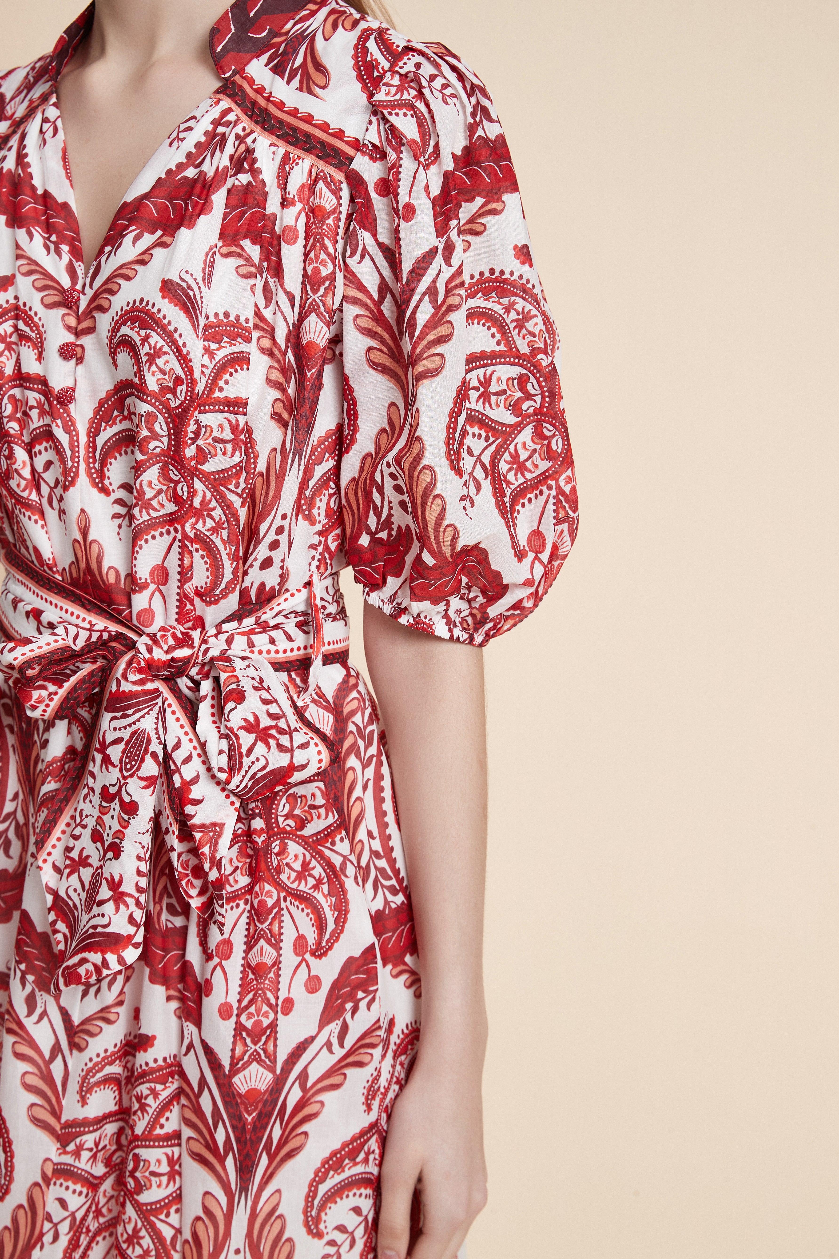 فستان ماكسي منقوش بأكمام قصيرة بحزام خصر