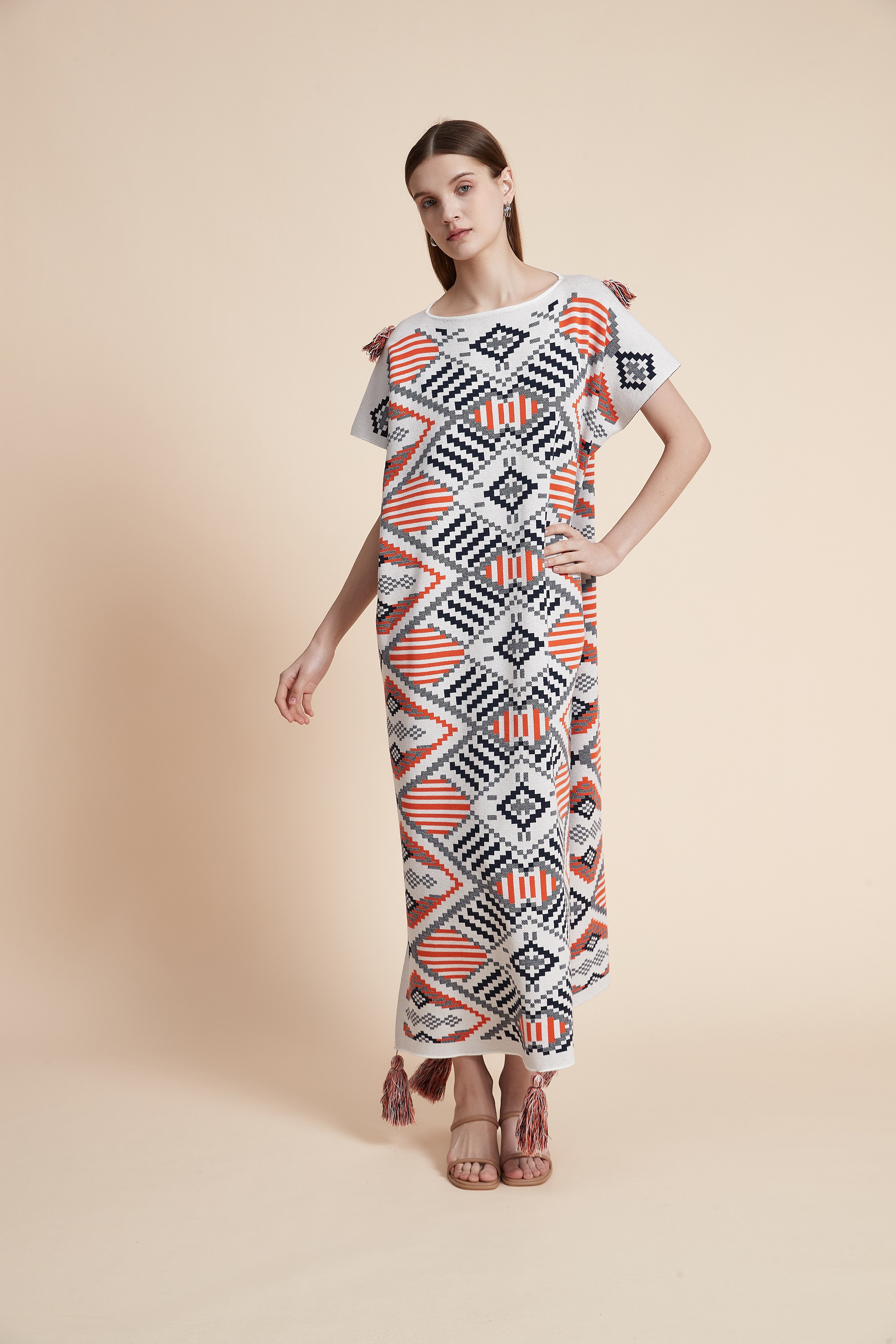 فستان قفطان نجدي محاك بتصميم هندسي وشرّابات